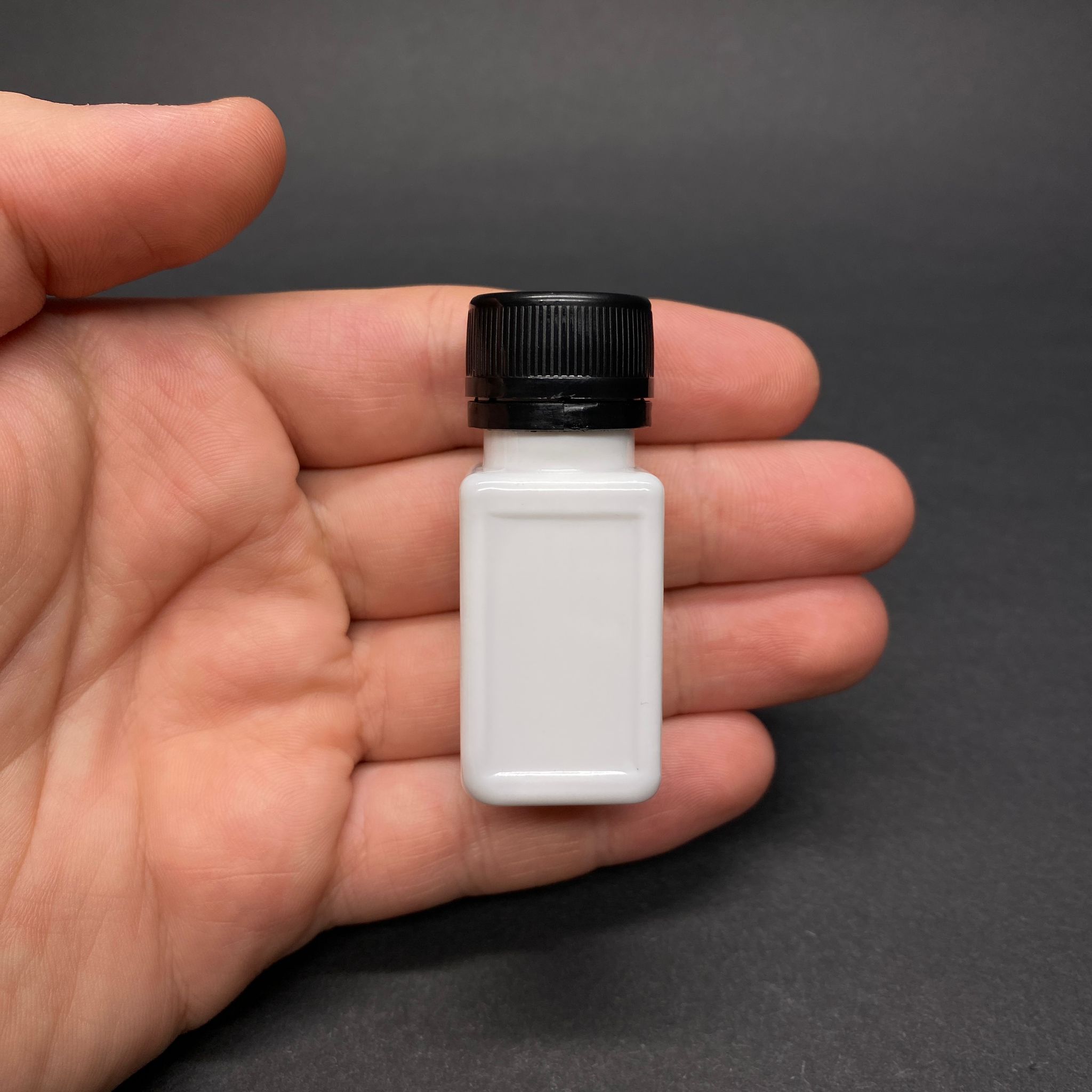 10 CC KARE PET SHOT ŞİŞESİ - KİLİTLİ SİYAH KAPAKLI KOLAJEN ŞİŞESİ - 10 ML PLASTİK ŞİŞE - BEYAZ (KİLİTLİ KAPAK SERTÇE BASTIRARAK KAPANIR)