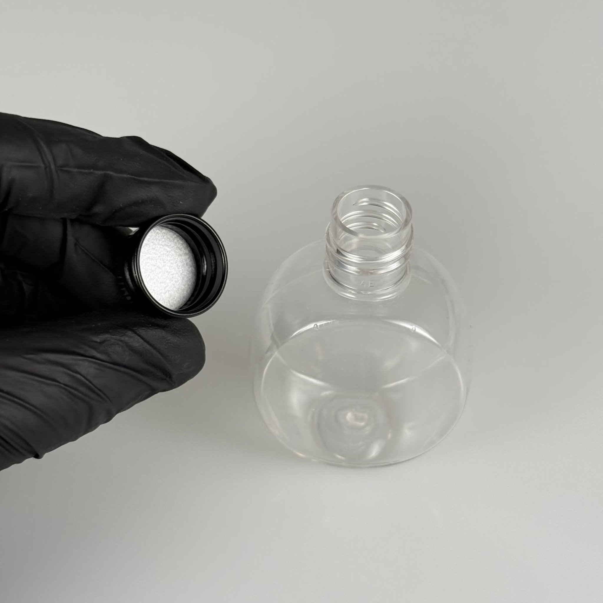 40 CC YUVARLAK TOP PET ŞİŞE - KÖPÜK CONTALI SİYAH ALÜMİNYUM METAL KAPAKLI TAKIM - 40 ML ŞEFFAF PET ŞİŞE