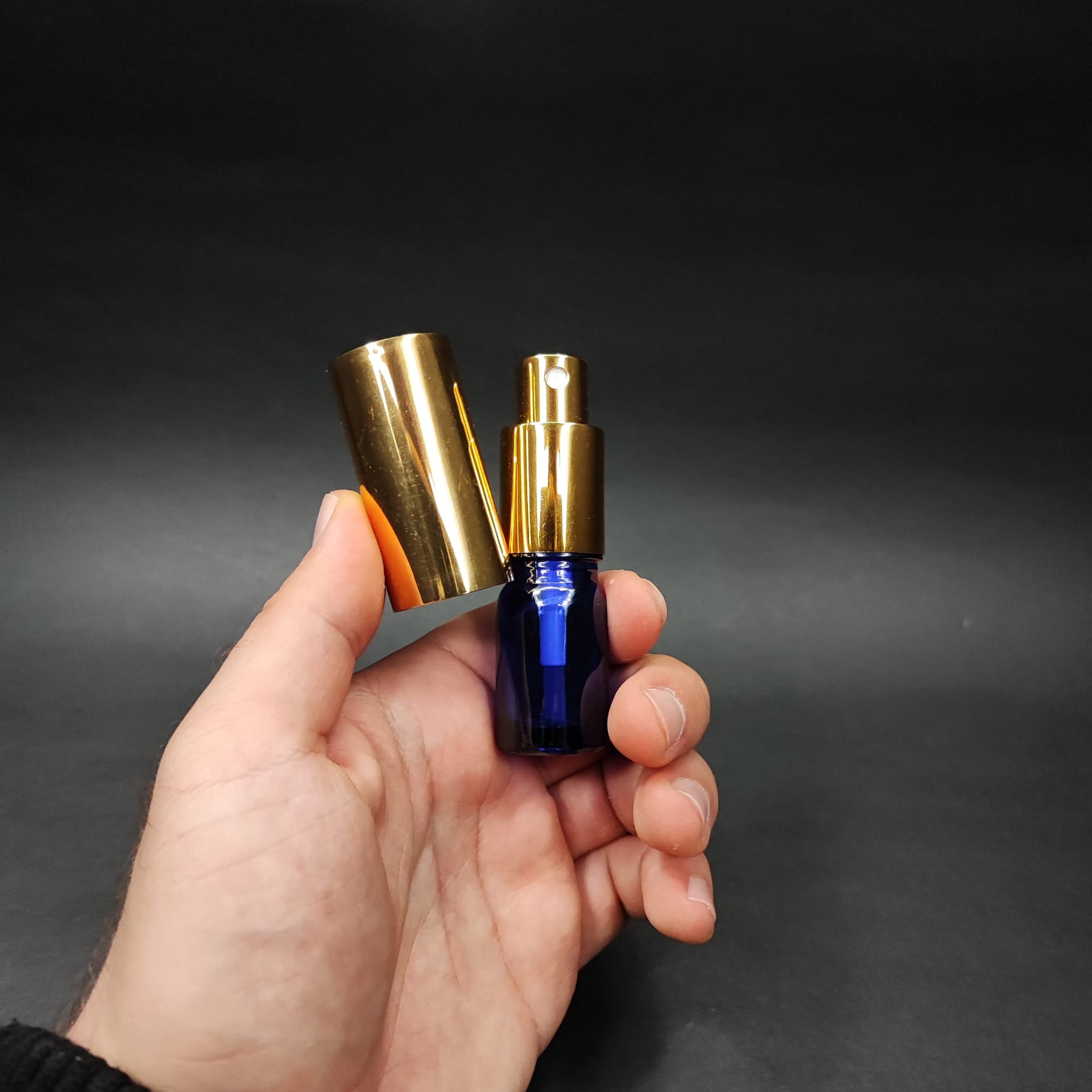 5 ML LÜKS VİDALI VALF ÇEVİRME PARFÜM ŞİŞELERİ - 5 CC MAVİ CAM ŞİŞE - GOLD METAL SPREYLİ KAPAKLI SET