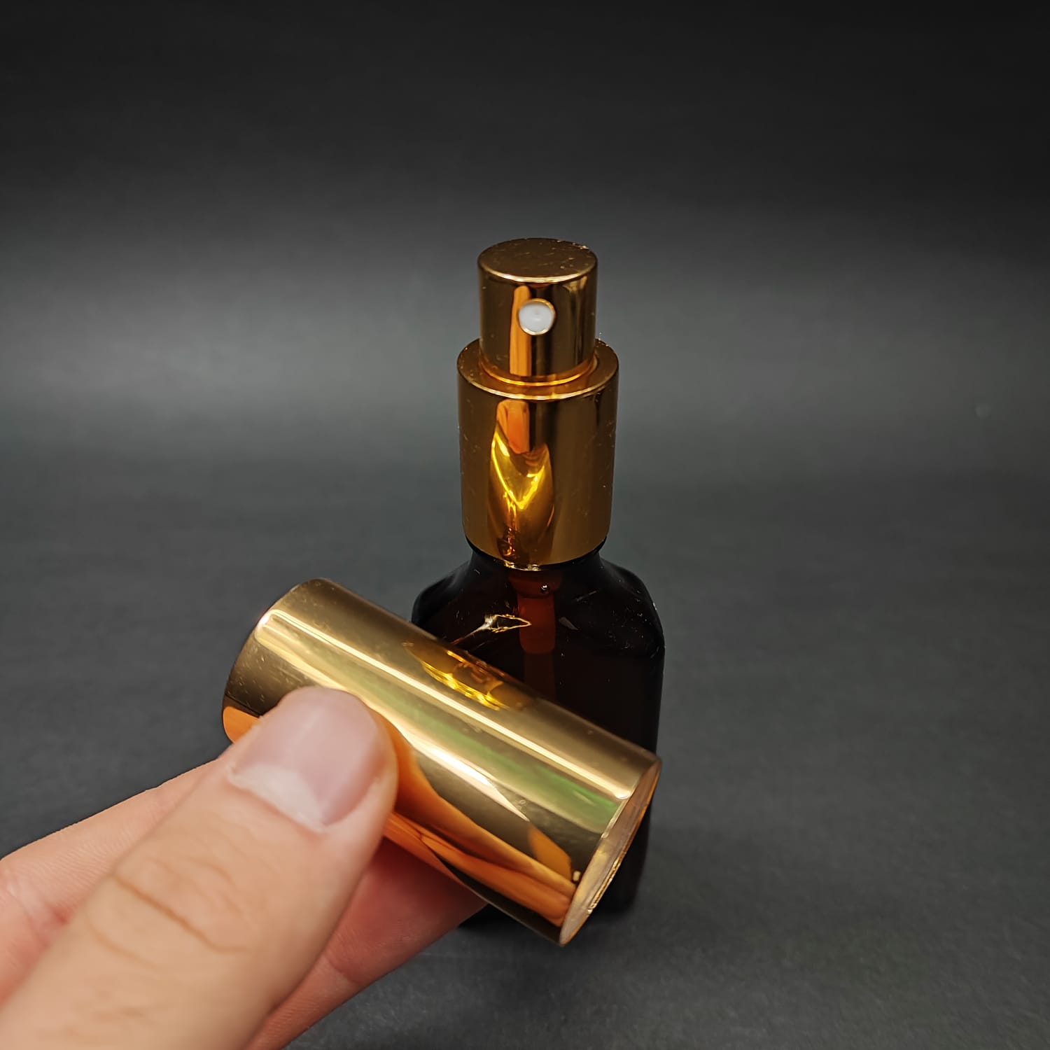 30 ML LÜKS VİDALI VALF ÇEVİRME PARFÜM ŞİŞELERİ - 30 CC AMBER YASSI CAM ŞİŞE - GOLD METAL SPREYLİ KAPAKLI SET