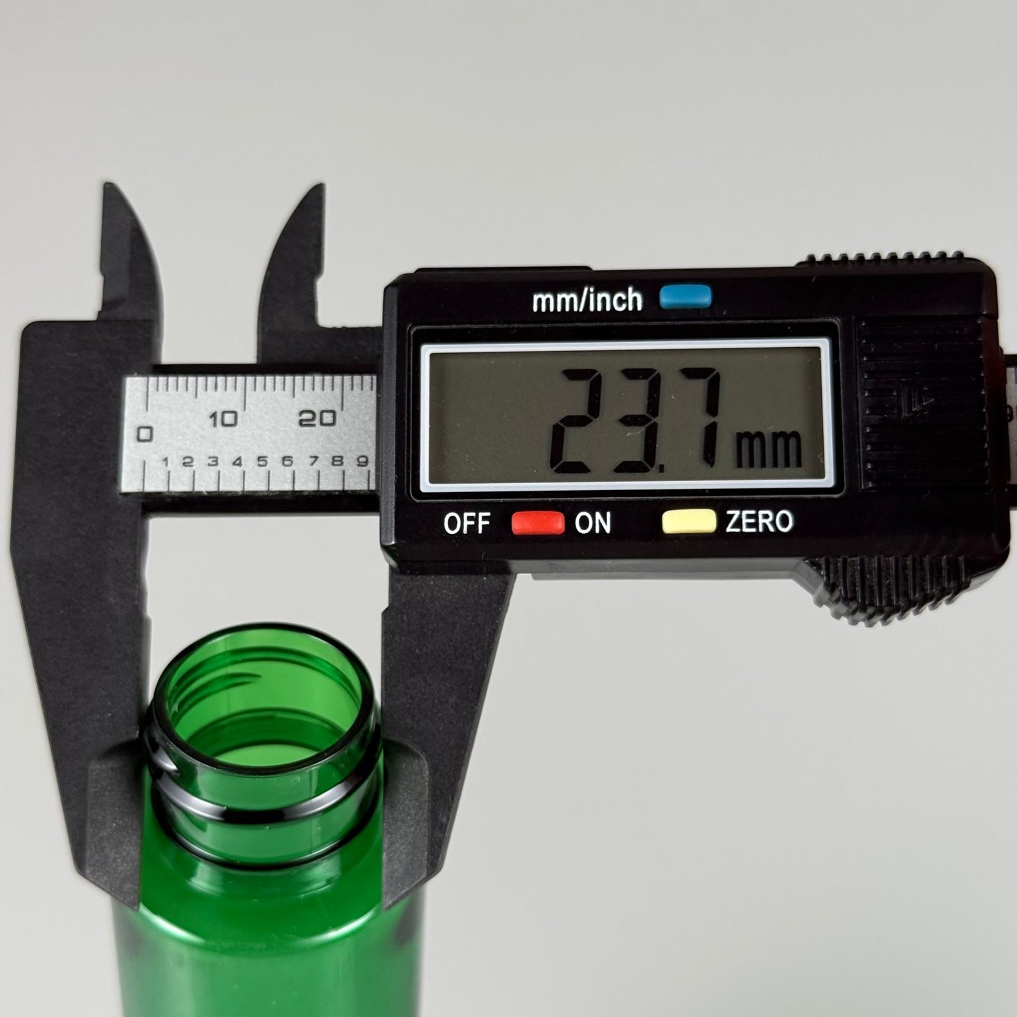 100 CC UZUN SİLİNDİR YEŞİL PET ŞİŞE (24 GR) - 24 MM AĞIZ KAPAKSIZ - 100 ML BİBERİYE SUYU, LAVANTA YAĞI, SAÇ SERUM, TONİK VB İÇİN PLASTİK KOZMETİK AMBALAJLARI