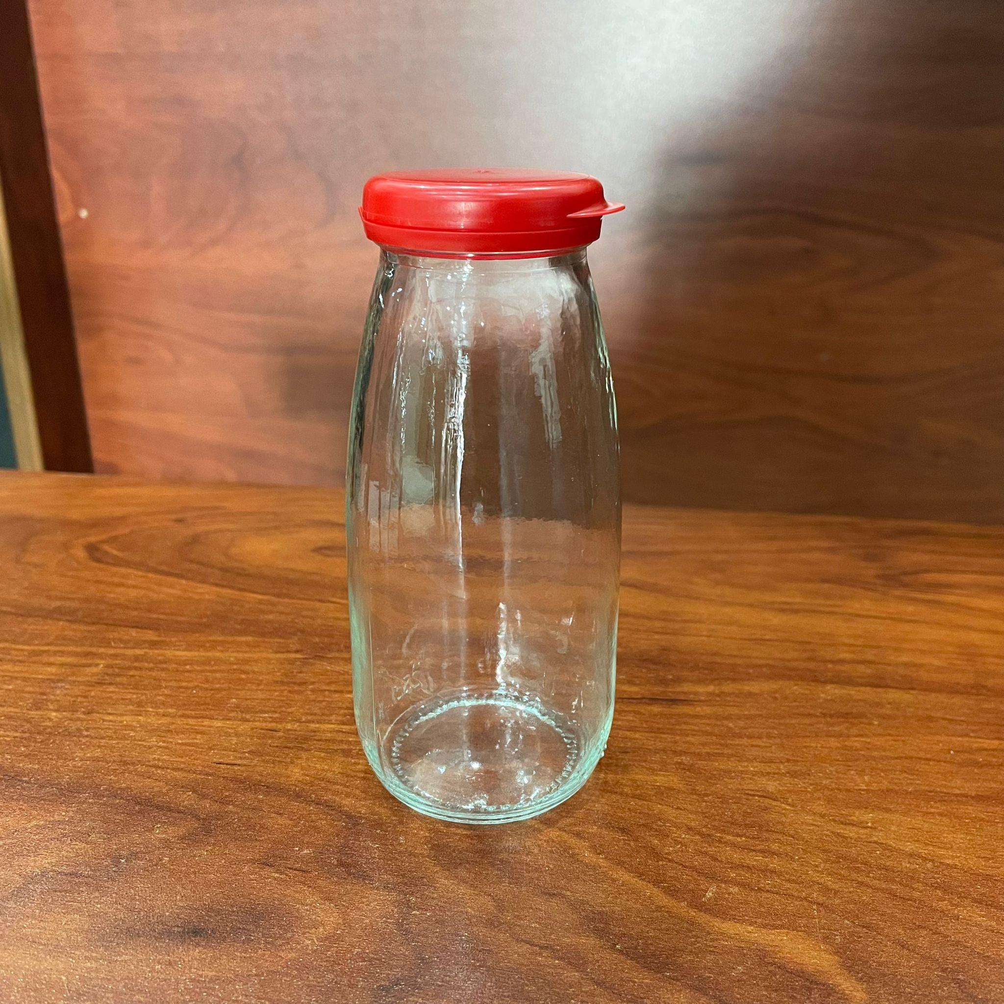 250 CC CAM AYRAN ŞİŞESİ - KİLİTLİ YANDAN YIRMAÇLI PLASTİK KIRMIZI KAPAKLI - 250 ML CAM NOSTALJİ AYRAN LİMONATA ŞİŞESİ - ESKİ TİP CAM AYRAN ŞİŞESİ