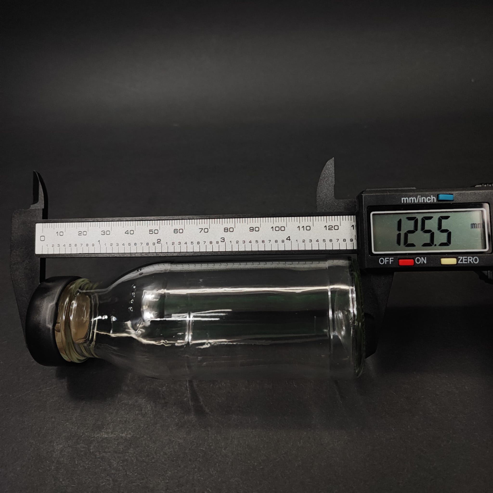 100 CC CAM ŞİŞE ŞİŞE (SİLME 133 CC ÇİZGİYE KADAR 90 CC) - SİYAH METAL KAPAKLI (SICAK DOLUMA, KONSERVEYE UYGUN) - 100 ML GENİŞ AĞIZLI CAM ŞİŞE