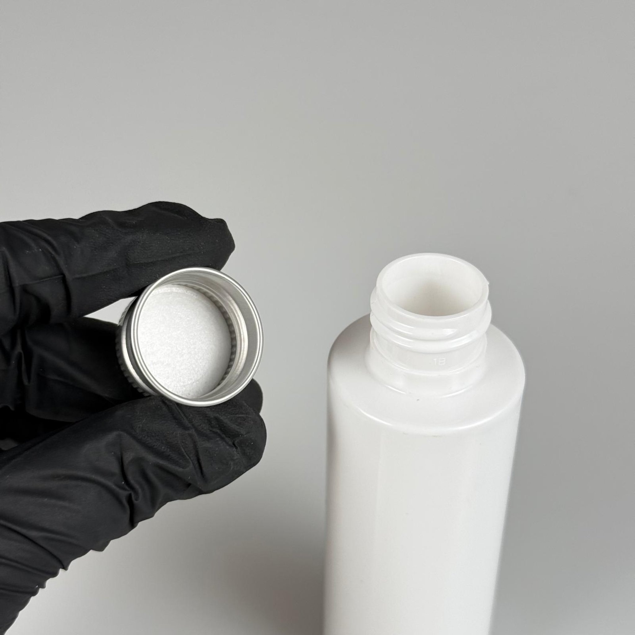 100 CC BEYAZ SİLİNDİR KESKİN KÜT MODEL SERT PET ŞİŞE ( 17 GR - 24 AĞIZ ) + KÖPÜK CONTALI GÜMÜŞ METAL ALÜMİNYUM KAPAK TAKIM - 100 ML KAPAKLI BEYAZ PLASTİK ŞİŞELER