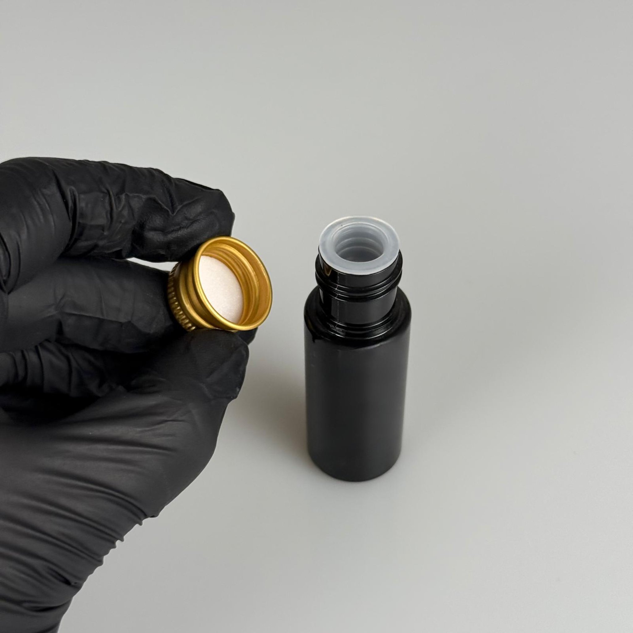 15 CC SİYAH SİLİNDİR PET ŞİŞE + KÖPÜK CONTALI GOLD ALÜMİNYUM METAL KAPAKLI + KÖR TIPALI TAKIML - 15 ML SİYAH PET ŞİŞE