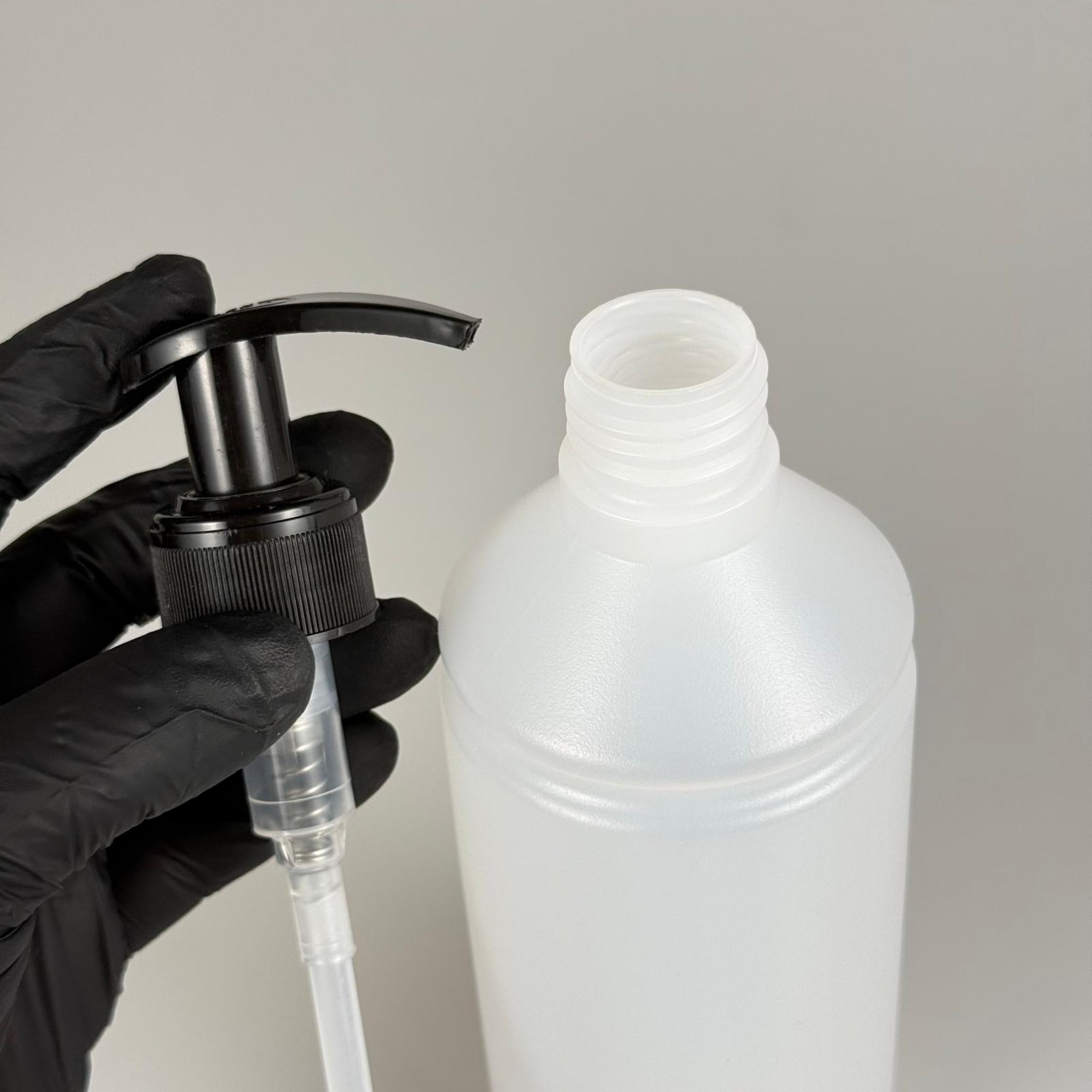 POMPALI ŞİŞE - 500 CC HDPE POLİETİLEN PLASTİK SİLİNDİR ŞEFFAF ŞİŞE + 28 MM POMPA SİYAH TAKIM