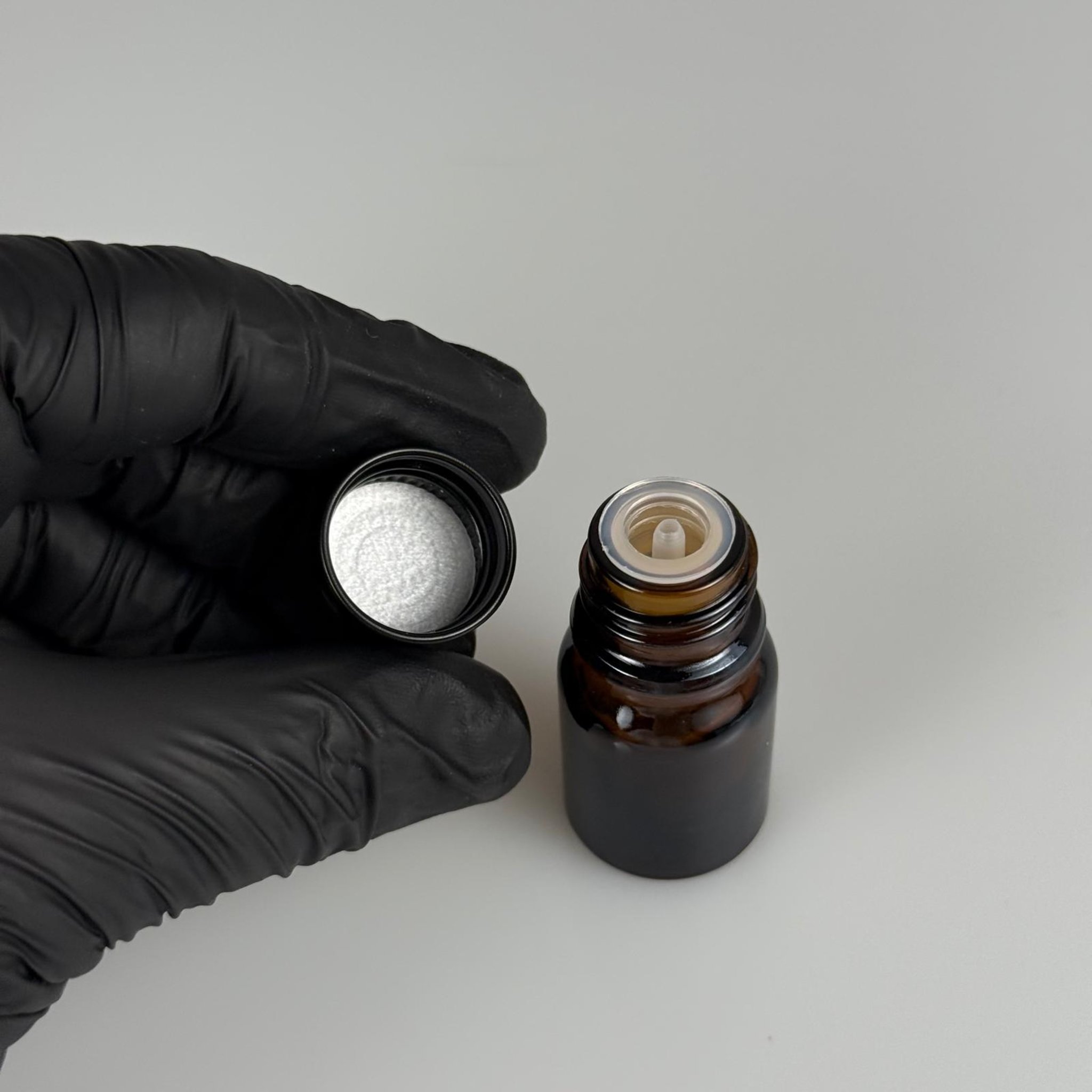 3 CC AMBER CAM ŞİŞE + KÖPÜK CONTALI SİYAH ALÜMİNYUM METAL KAPAKLI + DAMLALIKLI KOLONYA TIPALI TAKIM - 3 ML KAHVERENGİ CAM ŞİŞE