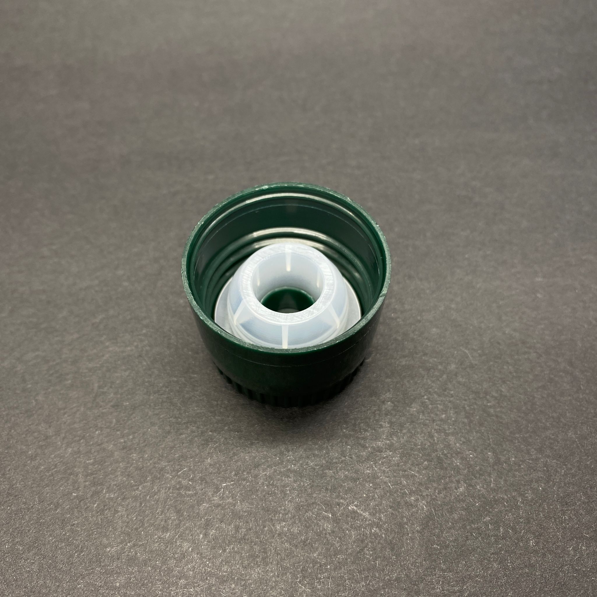 31 MM VİDALI KİLİTLİ YEŞİL PLASTİK KAPAK - AKITICILI (ZEYTİNYAĞ KAPAK - AKITICILI) - 31,5/24 DROP STOP PLASTİK KAPAK