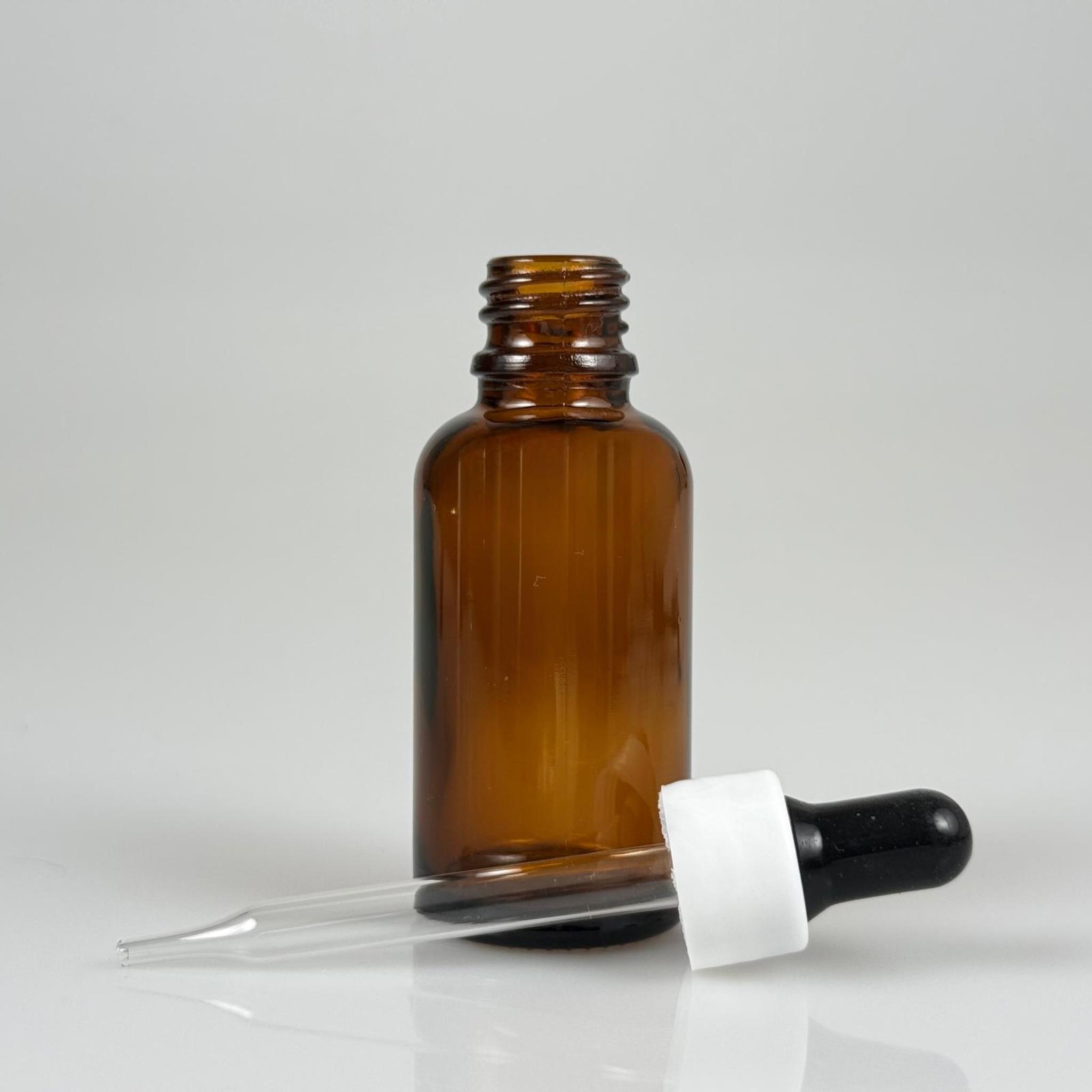 30 CC AMBER İNCE UÇLU CAM DAMLALIKLI ŞİŞE - SİYAH EMZİK + BEYAZ DÜZ KAPAK + CAM PİPET TAKIM - 30 ML KAHVERENGİ DAMLALIKLI ŞİŞE SETİ