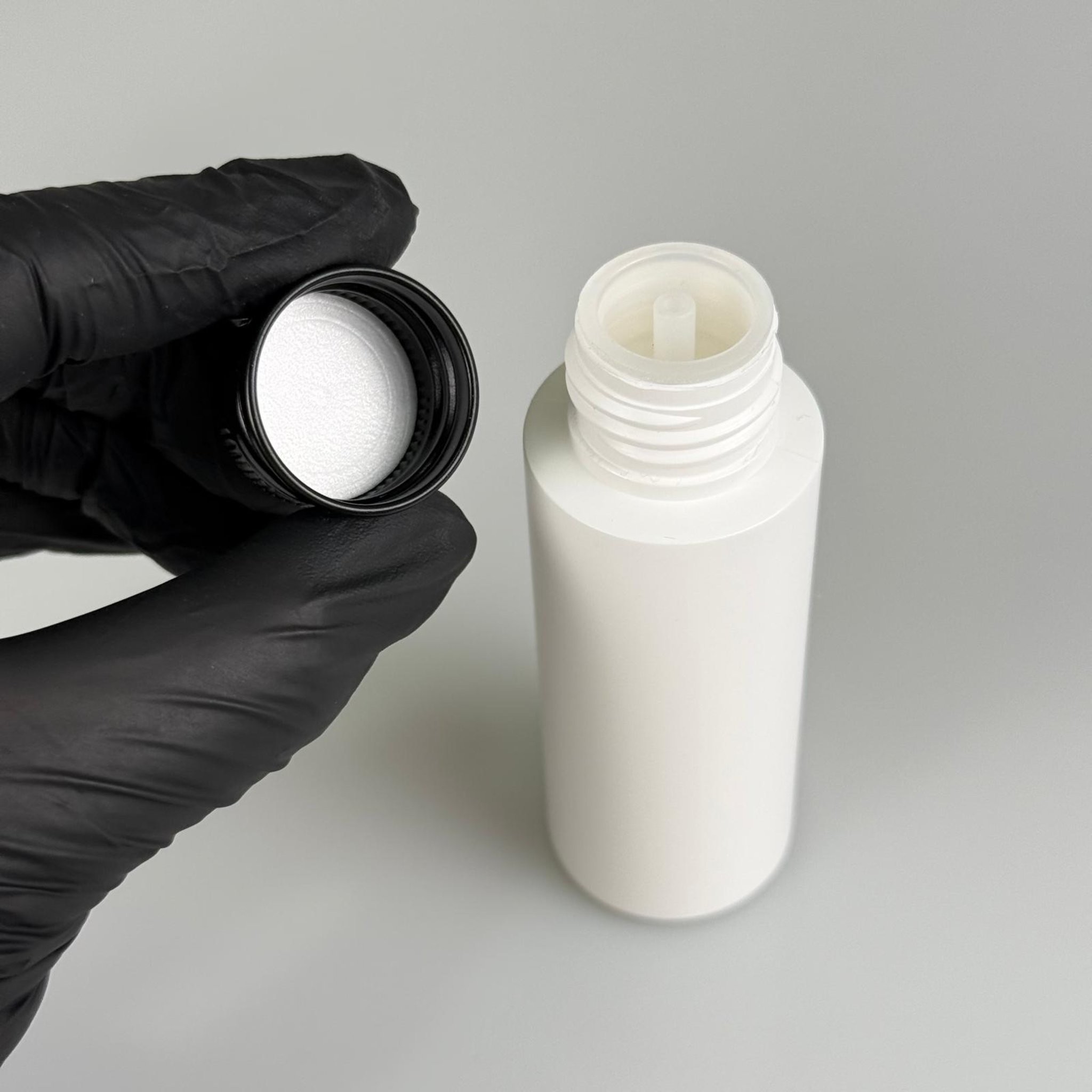 50 CC BEYAZ POLİETİLEN PLASTİK ASETON ŞİŞESİ ( 24 AĞIZ ) + KÖPÜK CONTALI SİYAH METAL ALÜMİNYUM KAPAK + KOLONYA TIPALI TAKIM - 50 ML BEYAZ PLASTİK ASETON ŞİŞELERİ