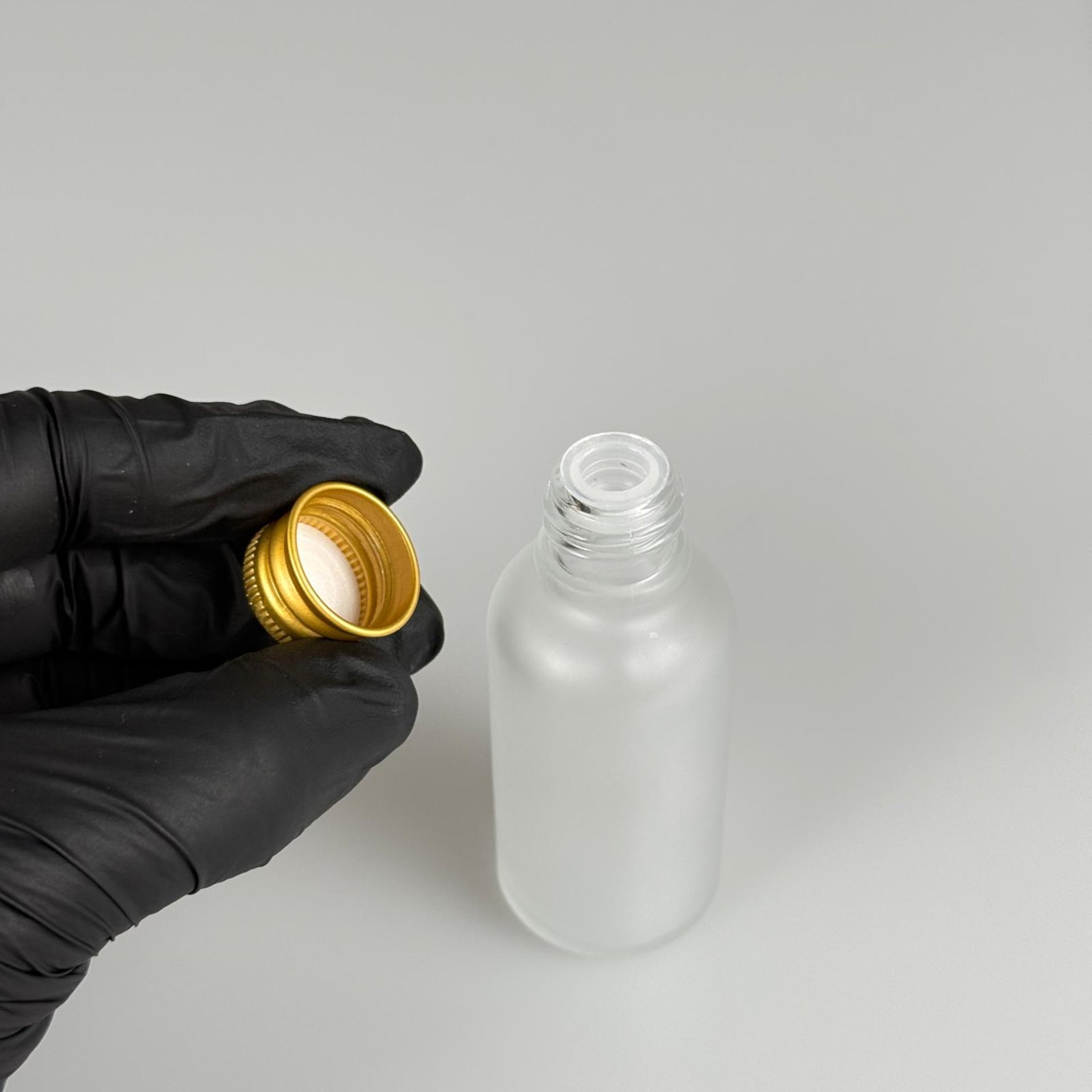 30 CC BUZLU CAM ŞİŞE + KÖPÜK CONTALI GOLD ALÜMİNYUM METAL KAPAKLI + KÖR TIPALI TAKIM - 30 ML BUZLU CAM ŞİŞE