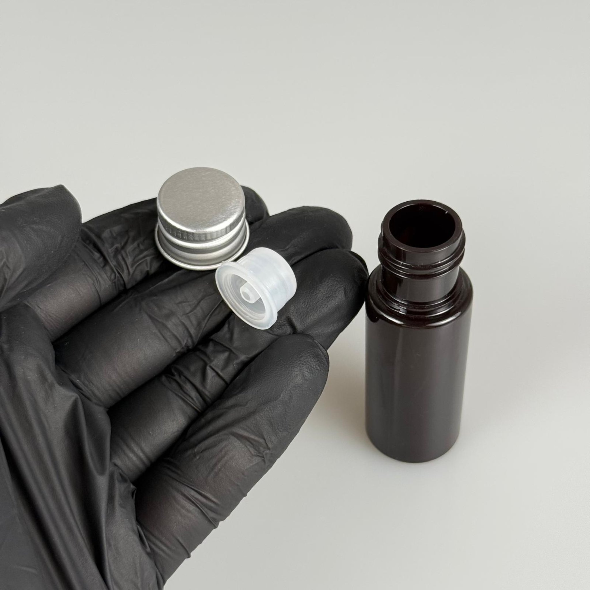 15 CC AMBER SİLİNDİR PET ŞİŞE + KÖPÜK CONTALI GÜMÜŞ ALÜMİNYUM METAL KAPAKLI + DAMLALIKLI KOLONYA TIPALI TAKIML - 15 ML KAHVERENGİ PET ŞİŞE