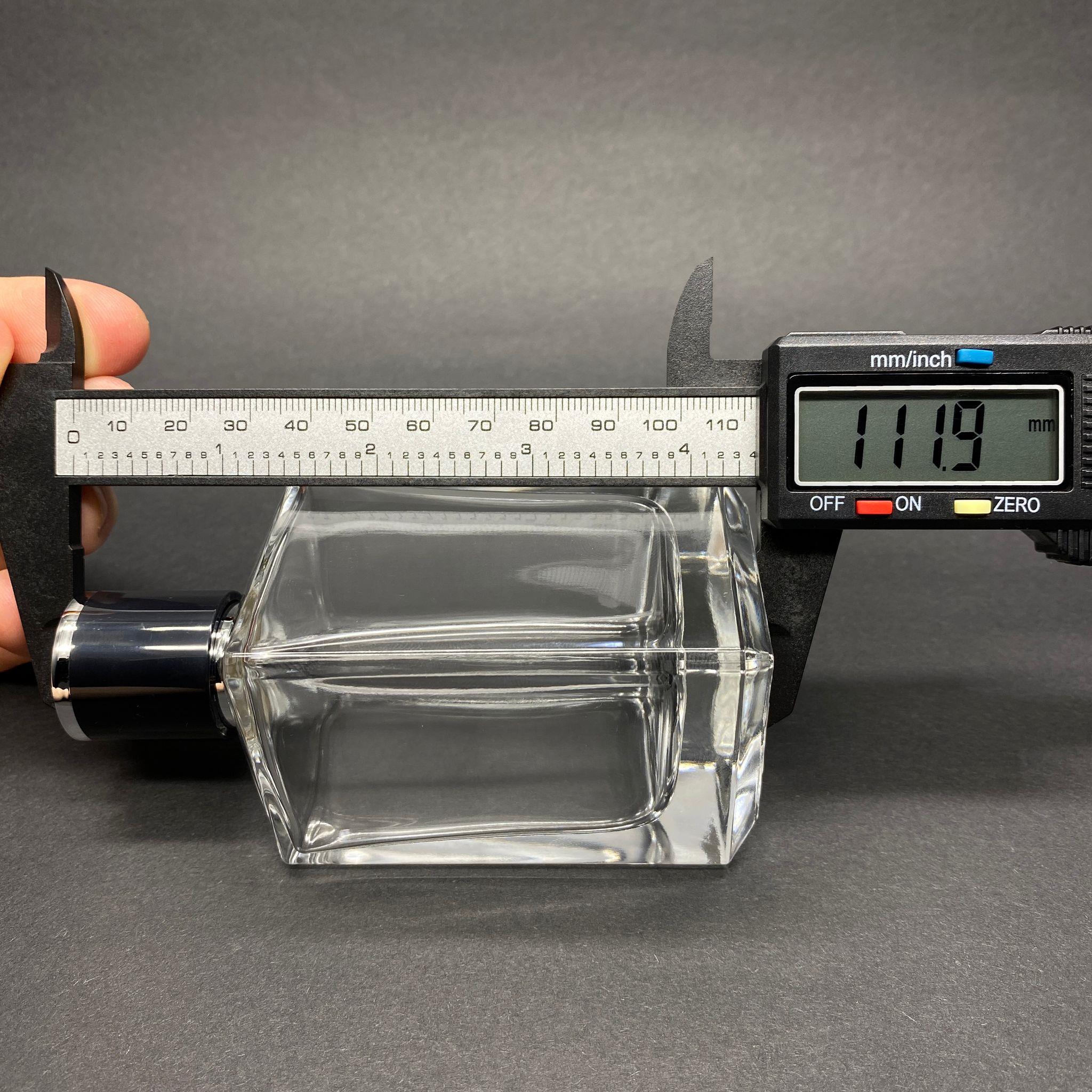 100 ML KÖŞELİ KONİK MODEL PRİZMA PARFÜM ŞİŞESİ - GÜMÜŞ METAL SPREYLİ + GÜMÜŞ SİYAH KAPAKLI (AĞIZ 15 MM GEÇME KOLAY KAPAMA)