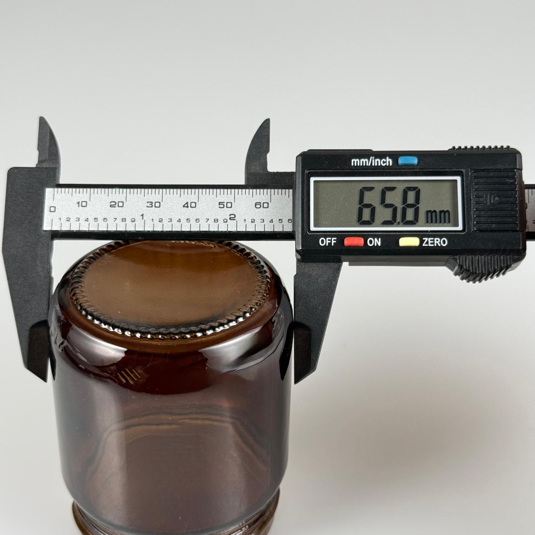 210 CC AMBER CAM KAVANOZ - BEYAZ PLASTİK KAPAKLI - 210 ML KAHVERENGİ CAM KAVANOZ (KARGODA ÇİZİLEBİLİR - İADESİ YOKTUR)