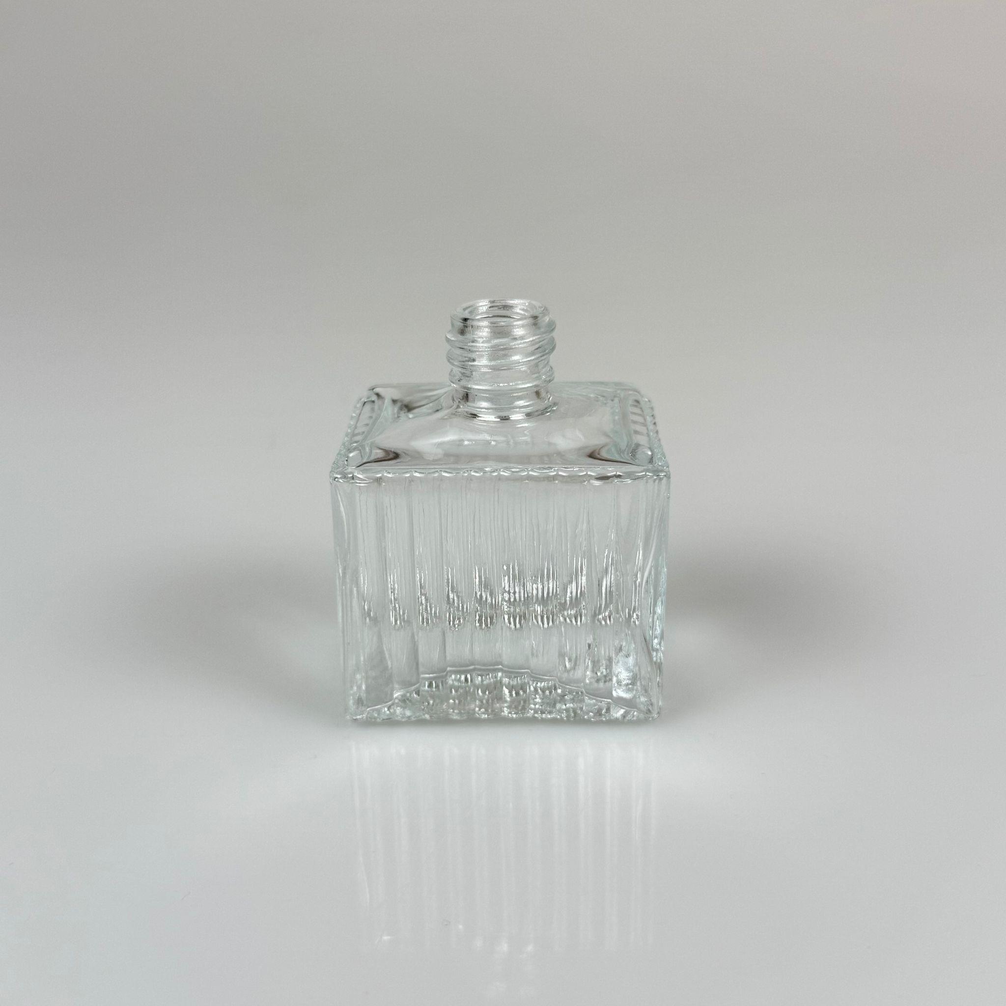 50 CC KÖŞELİ DESENLİ ÇİZGİLİ CAM ŞİŞE - 18 MM AĞIZ - 50 ML PRESTİJLİ ŞİŞE