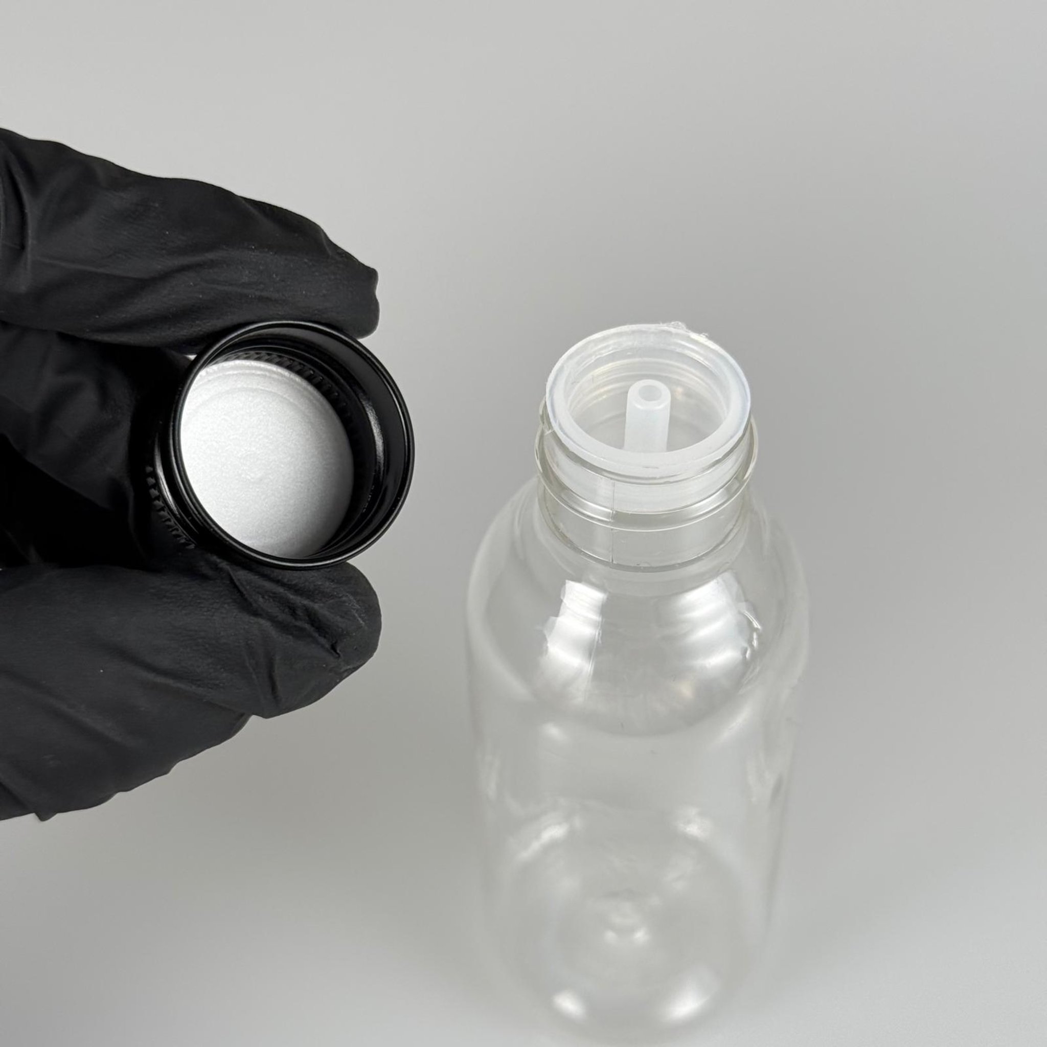 100 CC SİLİNDİR OVAL MODEL ŞEFFAF SERT PET ŞİŞE (24 AĞIZ) + KÖPÜK CONTALI SİYAH METAL ALÜMİNYUM KAPAK + KOLONYA TIPALI TAKIM - 100 ML KAPAKLI KALIN PLASTİK ŞEFFAF ŞİŞELER