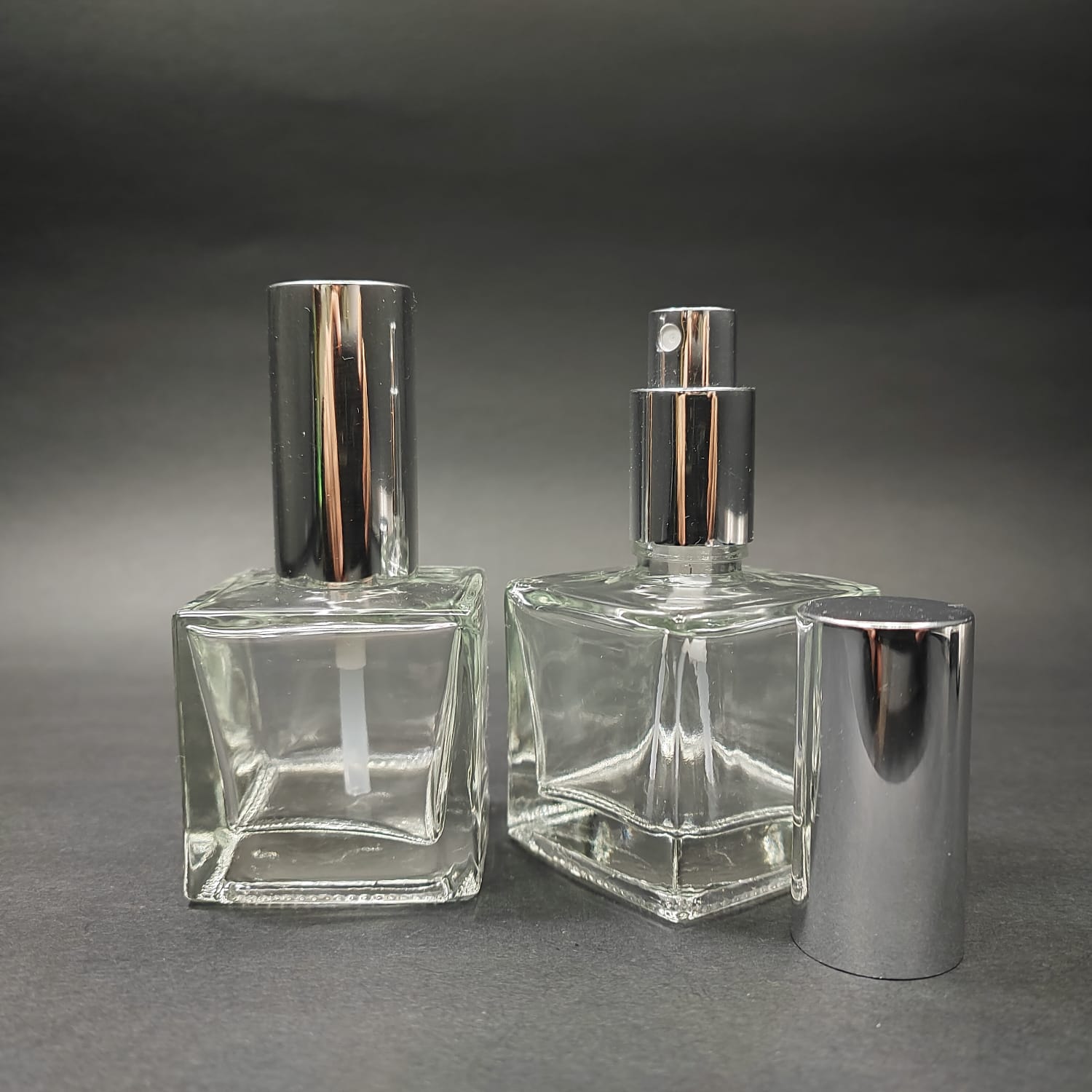 50 ML LÜKS VİDALI VALF ÇEVİRME PARFÜM ŞİŞELERİ - 50 CC KARE CAM ŞİŞE - GÜMÜŞ METAL SPREYLİ KAPAKLI SET