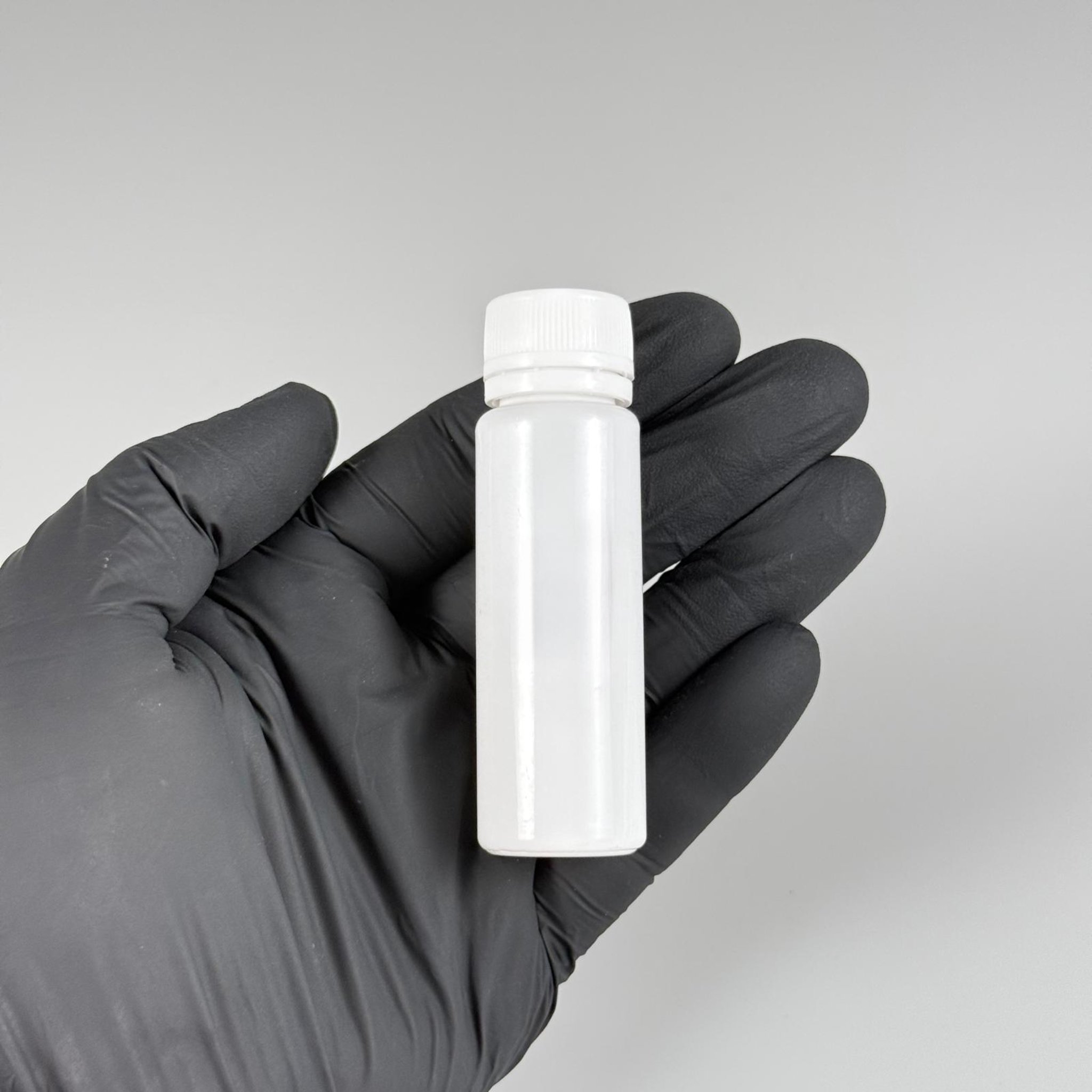 20 CC PET SHOT ŞİŞESİ  - KİLİTLİ BEYAZ KAPAKLI KOLAJEN ŞİŞESİ - 20 ML PLASTİK ŞİŞE - BEYAZ (KİLİTLİ KAPAK SERTÇE BASTIRARAK KAPANIR)