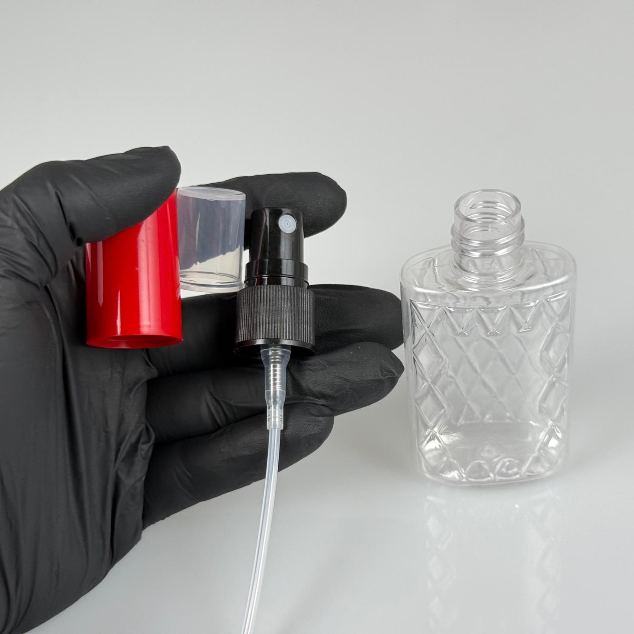 50 CC ŞEFFAF PET KÖŞELİ PARFÜM ŞİŞESİ - SİYAH SPREYLİ - KIRMIZI KORUMA KAPAKLI - 50 ML PLASTİK PARFÜM - KOLONYA ŞİŞESİ
