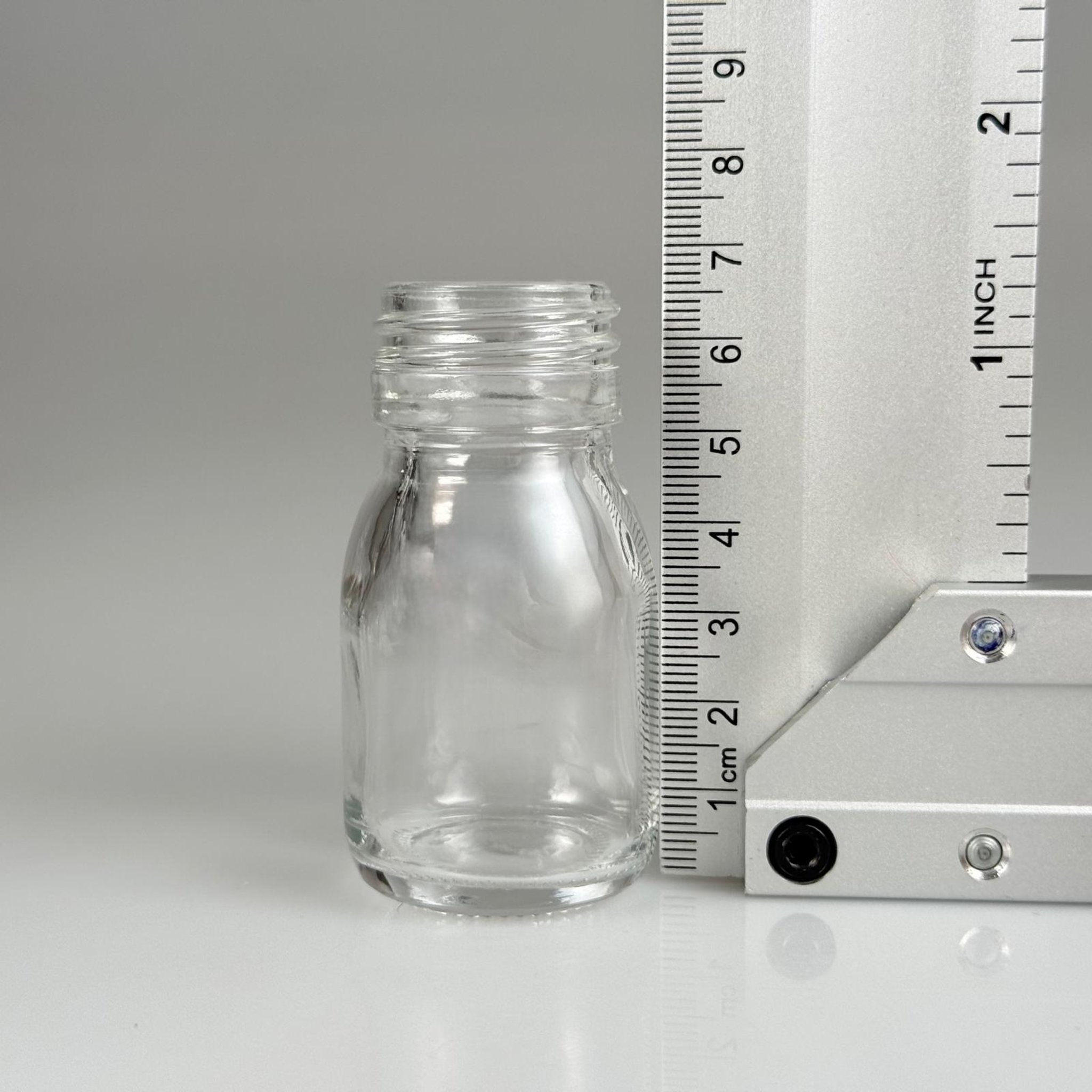 30 CC GENİŞ AĞIZLI ŞEFFAF CAM ŞİŞE KAPAKSIZ (28 AĞIZ) - 30 ML ŞEFFAF ŞURUP ECZA ŞİŞESİ - MİKROPLARDAN KORUNMASI İÇİN İLAÇLANMIŞTIR, SUYA TUTUNCA ŞEFFAF RENGİ ALIR