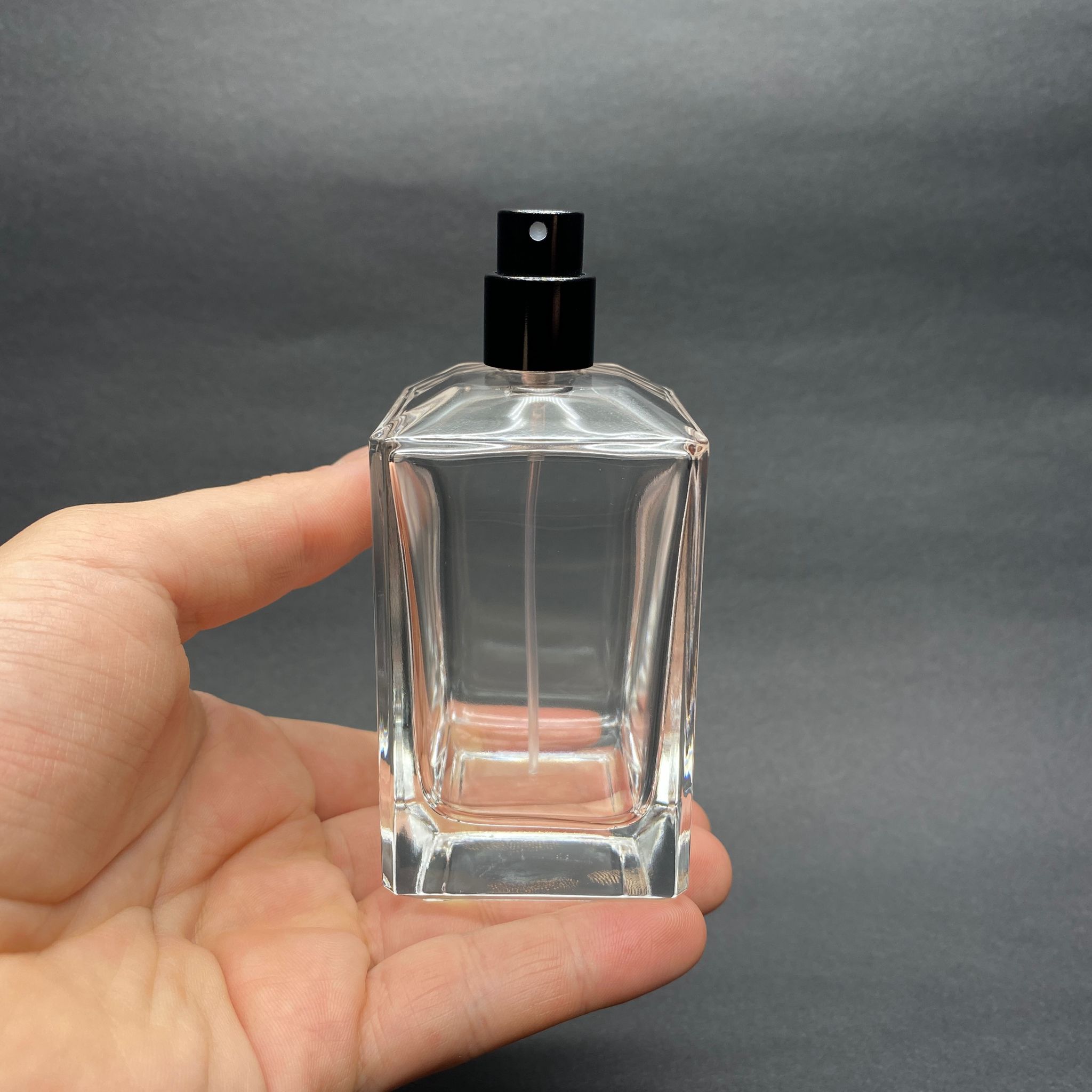 100 ML KÖŞELİ KONİK MODEL PRİZMA PARFÜM ŞİŞESİ - SİYAH METAL SPREYLİ (AĞIZ 15 MM GEÇME KOLAY KAPAMA)