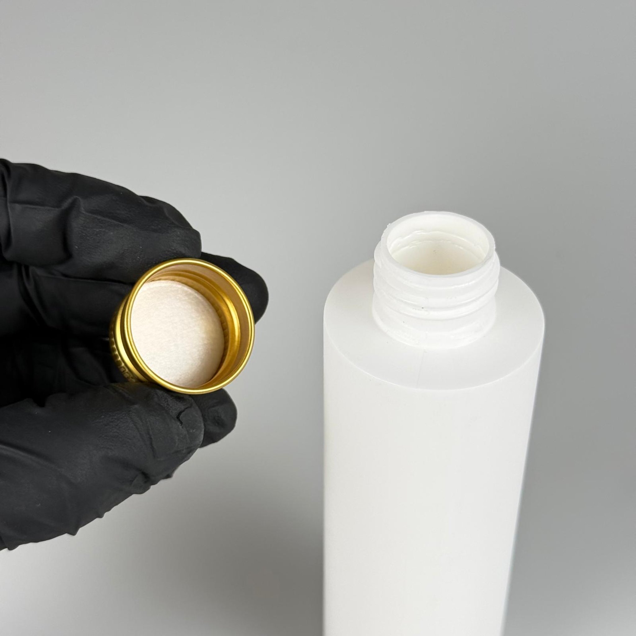 150 CC MAT BEYAZ SERT POLİETİLEN ASETON ŞİŞESİ (24 AĞIZ) + KÖPÜK CONTALI GOLD METAL ALÜMİNYUM KAPAK TAKIM - 150 ML KAPAKLI BEYAZ PLASTİK ŞİŞELER