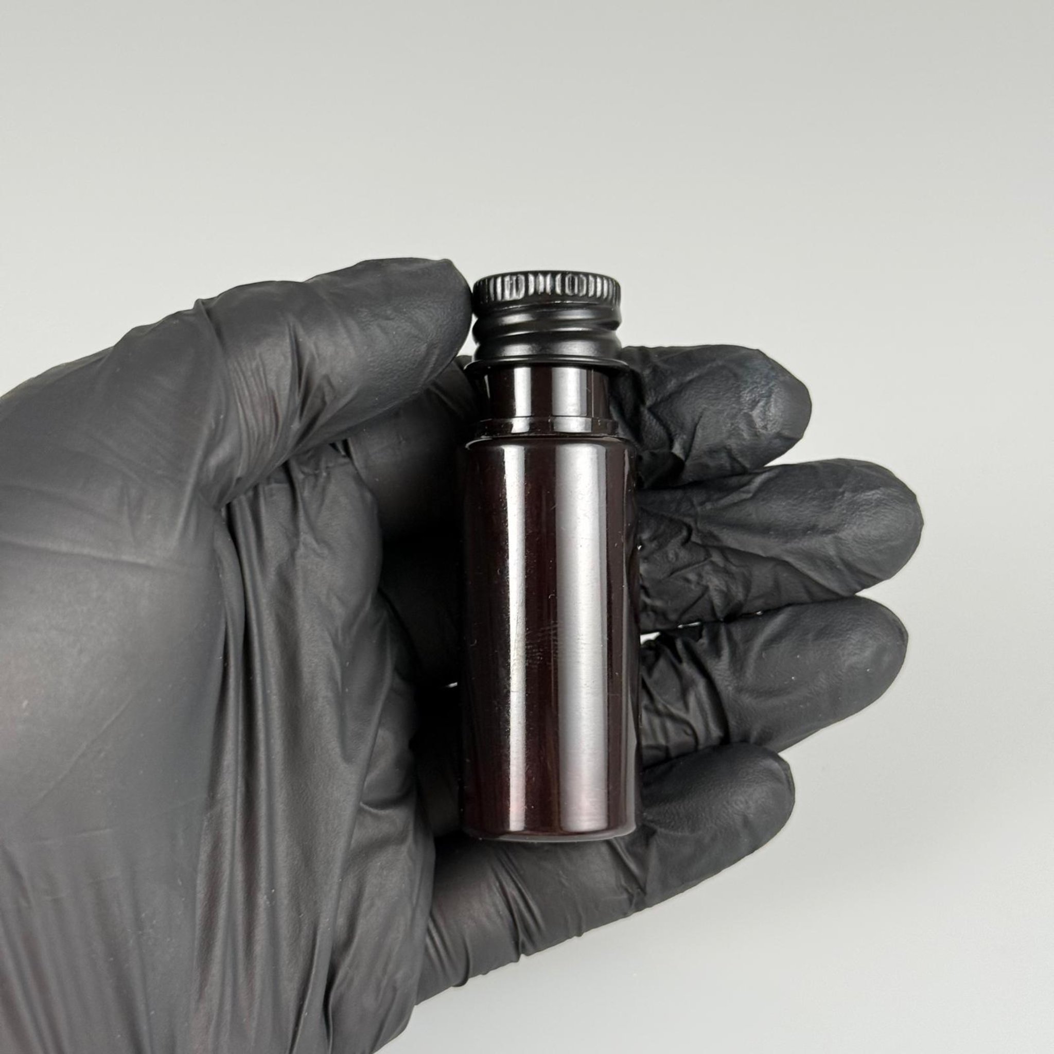 15 CC AMBER SİLİNDİR PET ŞİŞE + KÖPÜK CONTALI SİYAH ALÜMİNYUM METAL KAPAKLI + DAMLALIKLI KOLONYA TIPALI TAKIML - 15 ML KAHVERENGİ PET ŞİŞE