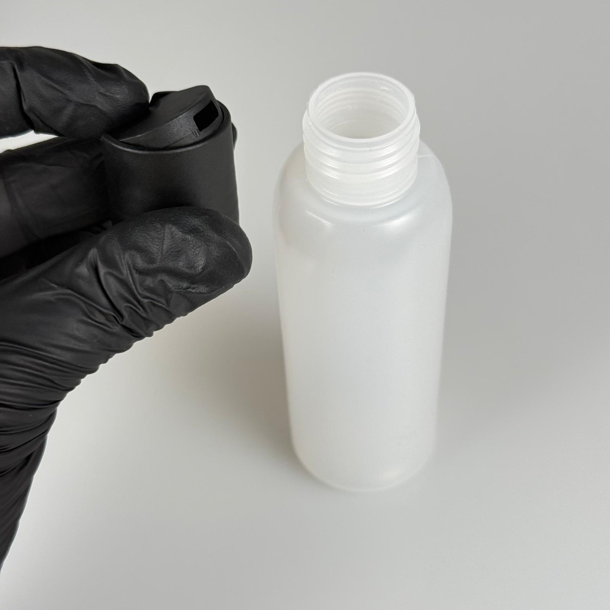 100 ML SIKILABİLİR YUMUŞAK PE POLİETİLEN PLASTİK ŞİŞE - SİYAH DİSKTOP ŞAMPUAN KAPAKLI - 100 cc sos, yağ, kartuş, mürekkep vb için boş şişeler