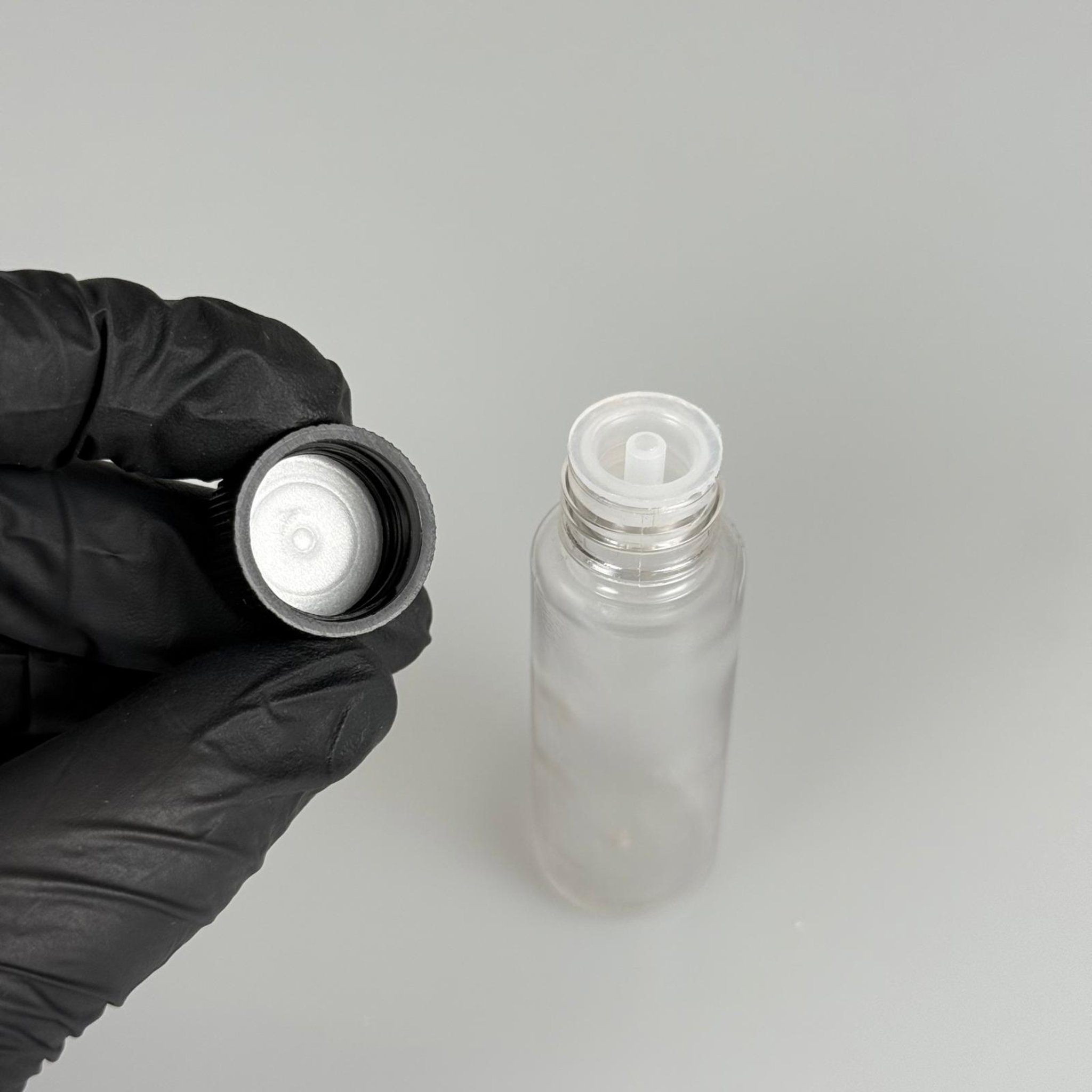 20 CC İÇTEN DAMLALIKLI PLASTİK ŞİŞE -  20 ML ŞEFFAF PET ŞİŞE + CONTALI SİYAH KAPAK + KOLONYA TIPALI (DELEREK KULLANILIR) TAKIM