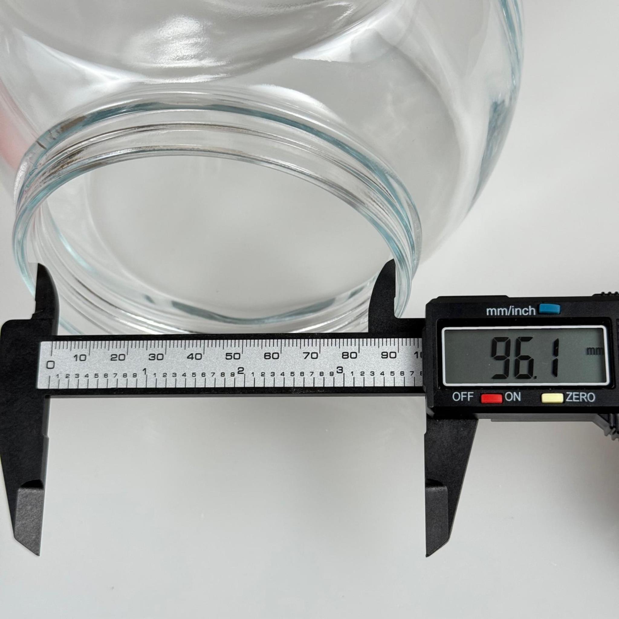 PAŞABAHÇE KODU 80000 ÜÇ DİPLİ YATIK CAM KAVANOZ EBAT 1500 CC - BEYAZ KAPAKLI RAF TEŞHİR KAVANOZU