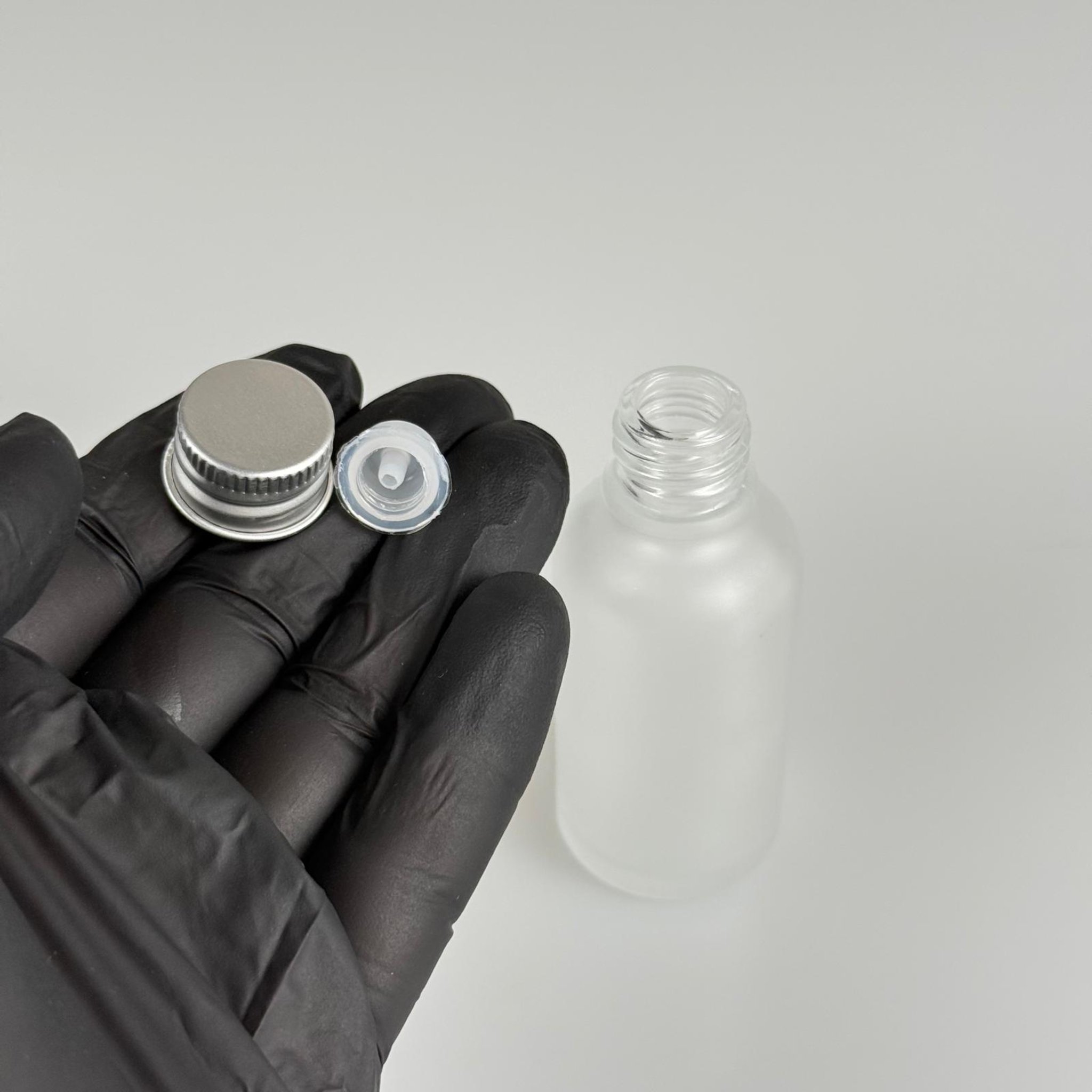 30 CC BUZLU CAM ŞİŞE + KÖPÜK CONTALI GÜMÜŞ ALÜMİNYUM METAL KAPAKLI + DAMLALIKLI KOLONYA TIPALI TAKIM - 30 ML BUZLU CAM ŞİŞE
