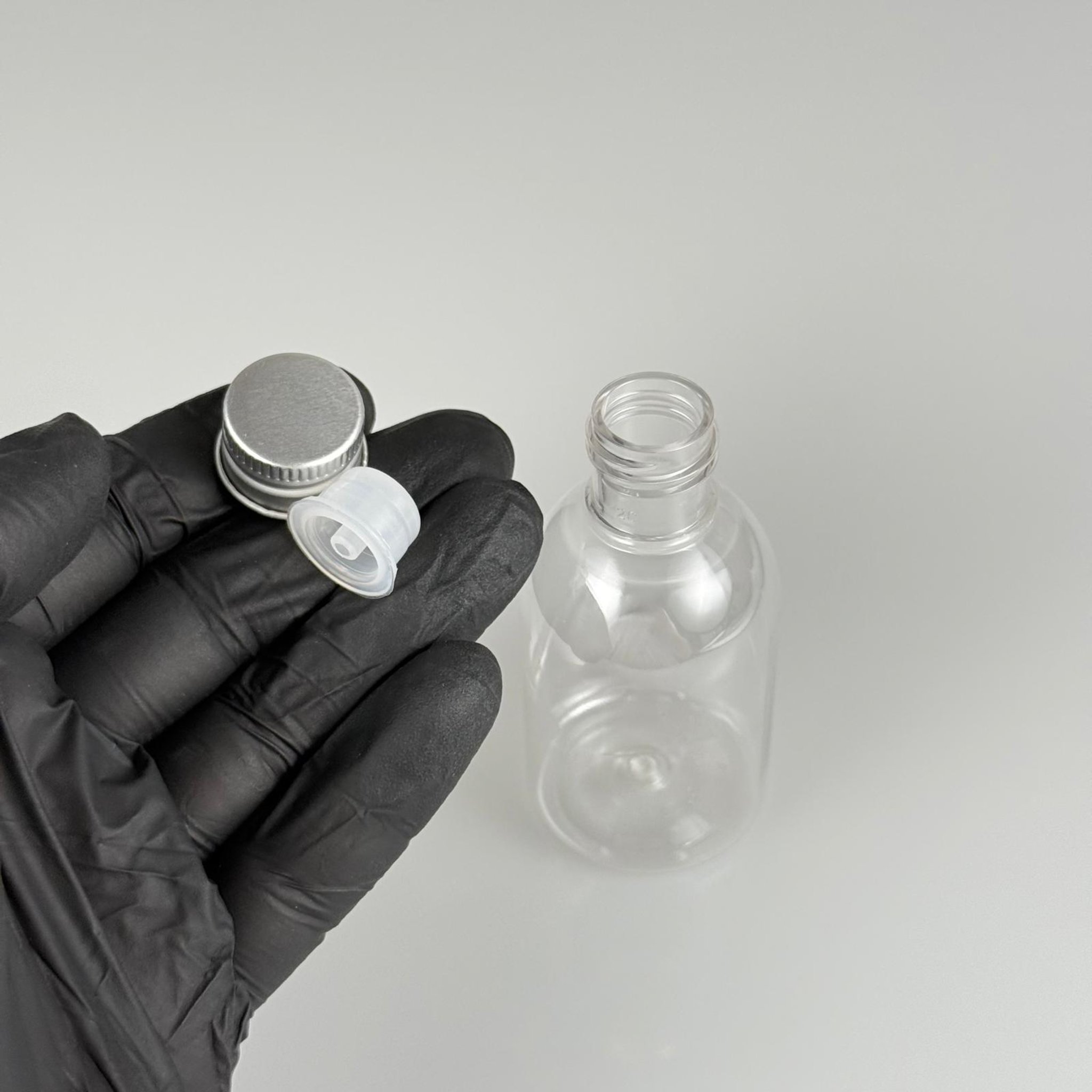 50  CC BUKLET PET ŞİŞE + KÖPÜK CONTALI GÜMÜŞ ALÜMİNYUM METAL KAPAKLI + DAMLALIKLI KOLONYA TIPALI TAKIM - 50 ML PLASTİK ŞİŞE