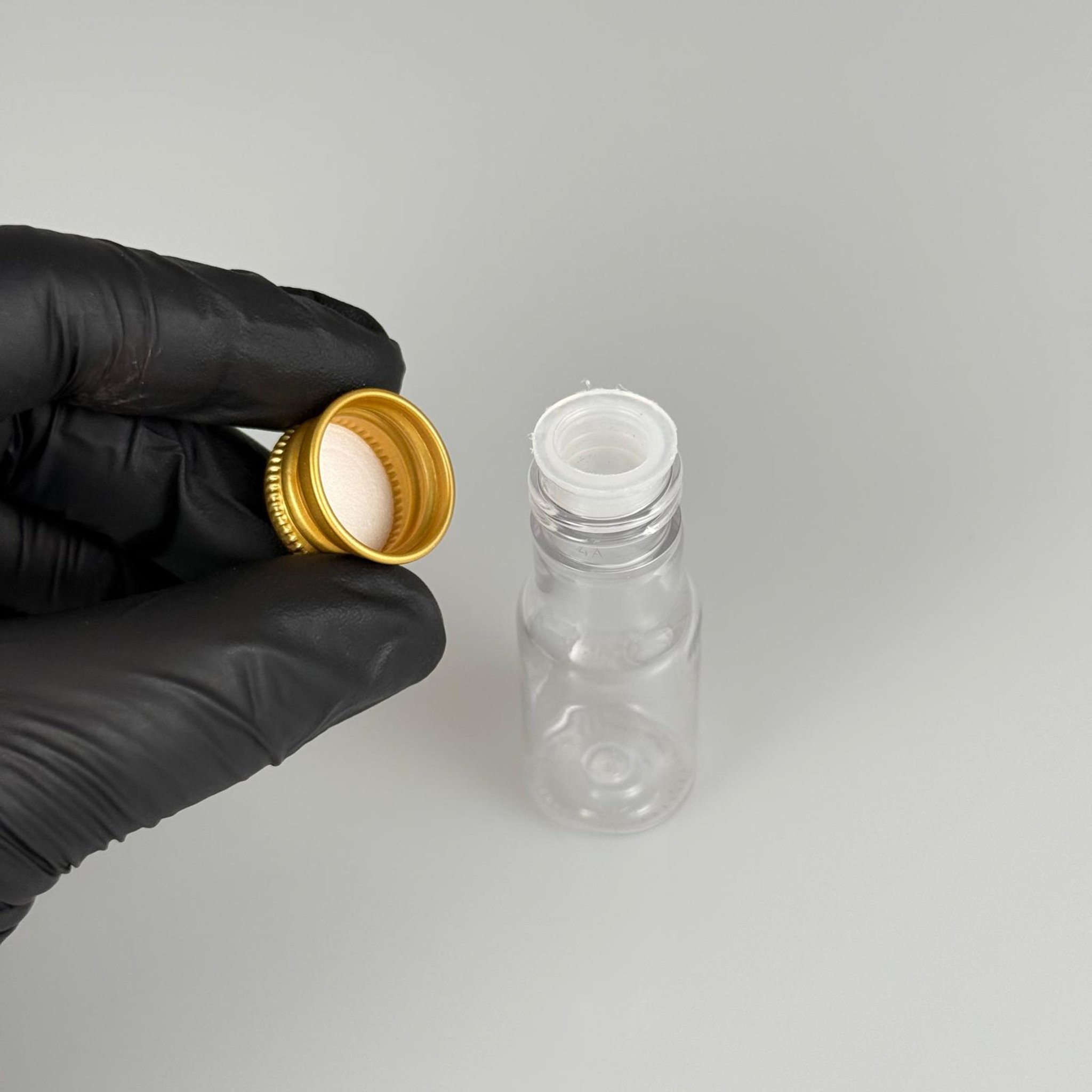 10 CC ŞEFFAF PET ŞİŞE + KÖPÜK CONTALI GOLD ALÜMİNYUM METAL KAPAKLI + KÖR TIPALI TAKIM - 10 ML PLASTİK ŞİŞE (SİLME 15 CC)