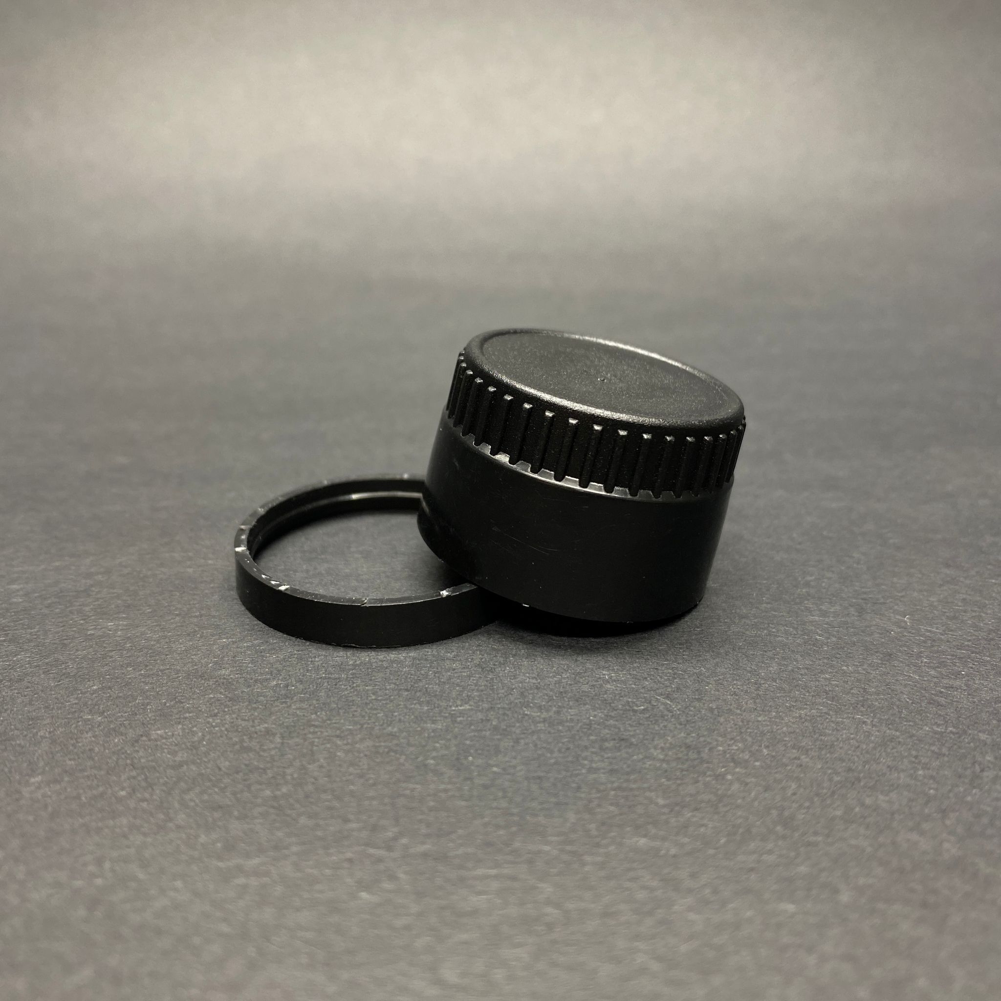 31 MM VİDALI KİLİTLİ SİYAH PLASTİK KAPAK - AKITICILI SİYAH (ZEYTİNYAĞ KAPAK - AKITICILI) - 31,5/24 DROP STOP PLASTİK KAPAK
