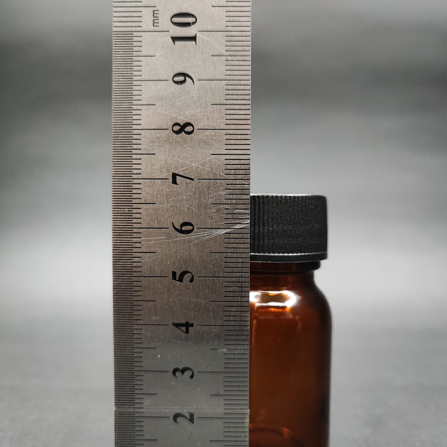 20 ML DOLUMU KOLAY, GENİŞ AĞIZLI İÇTEN DAMLALIKLI ŞİŞE (25 MM AĞIZ)  - 20 CC SİYAH CONTALI KAPAKLI İÇTEN DAMLALIKLI CAM ECZA ŞİŞESİ - AMBER KAHVERENGİ