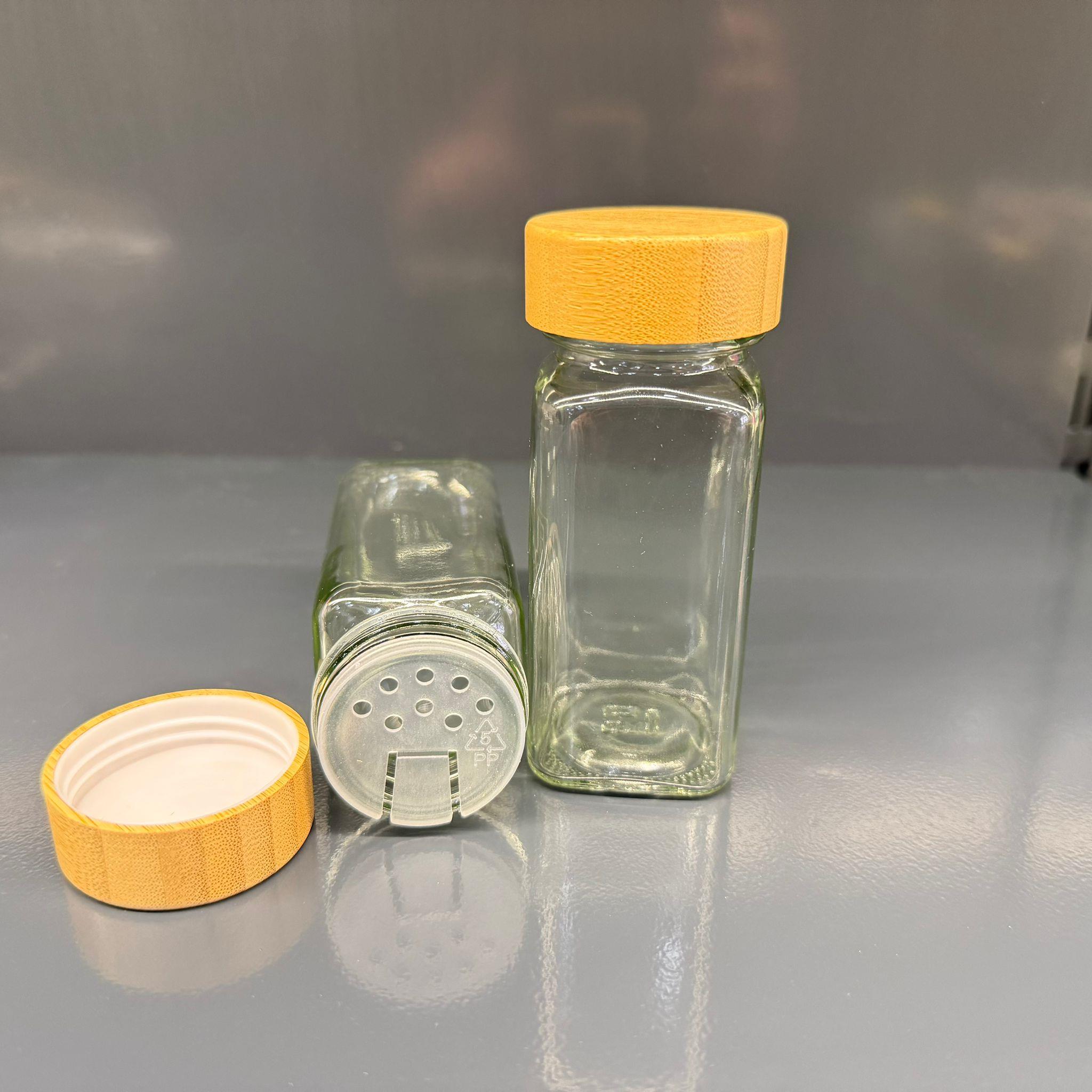 120 CC KARE BAHARAT KAVANOZU + BAMBU AHŞAP KAPAK + İÇ TIPA TAKIM - 120 ML KÖŞELİ PUL BİBER, KEKİK VS İÇİN DÜZENLEYİCİ CAM KAVANOZLARI