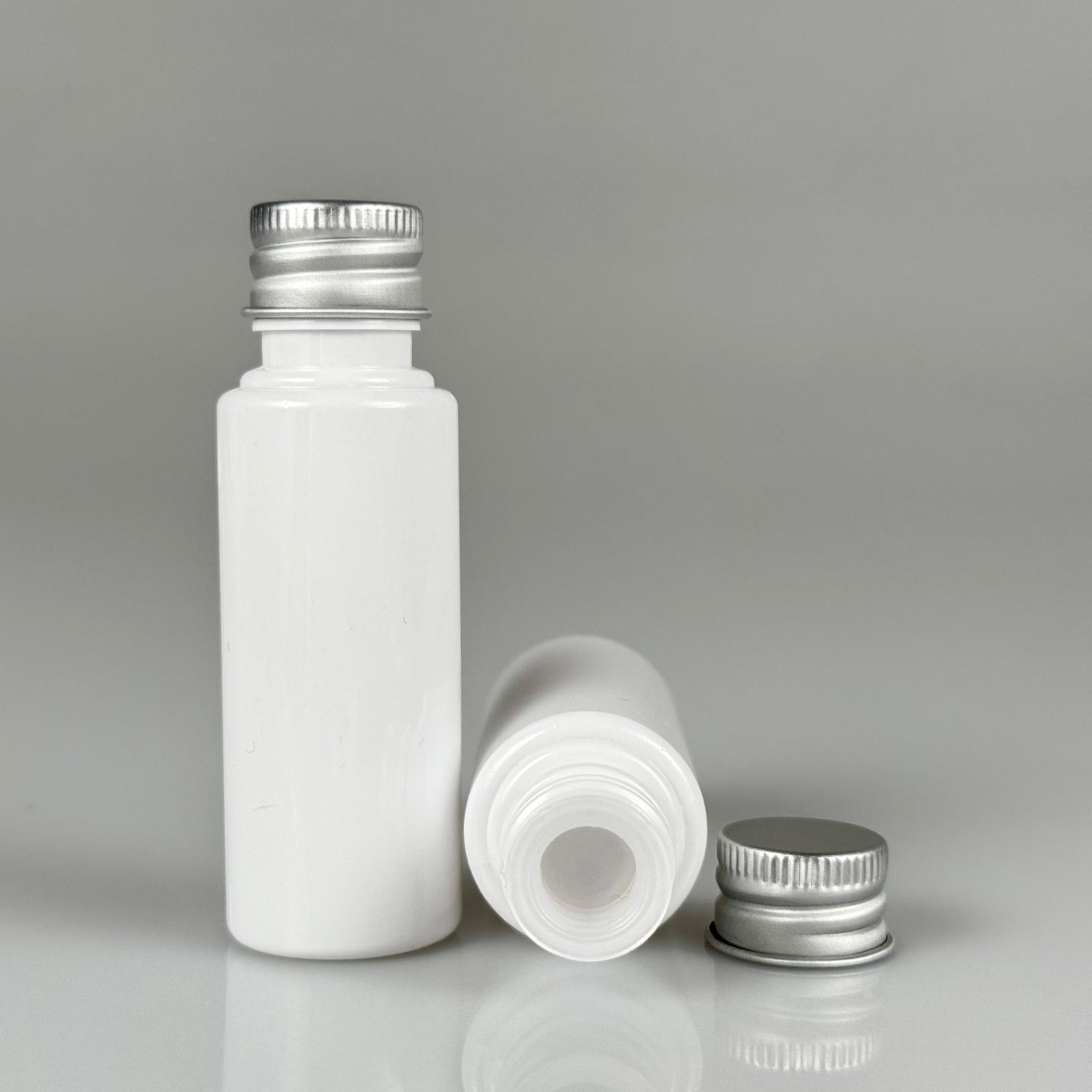 30 CC BEYAZ PET SHOT ŞİŞE - KÖPÜK CONTALI GÜMÜŞ ALÜMİNYUM METAL KAPAKLI + KÖR TIPALI TAKIM - 30 ML PLASTİK ŞİŞE