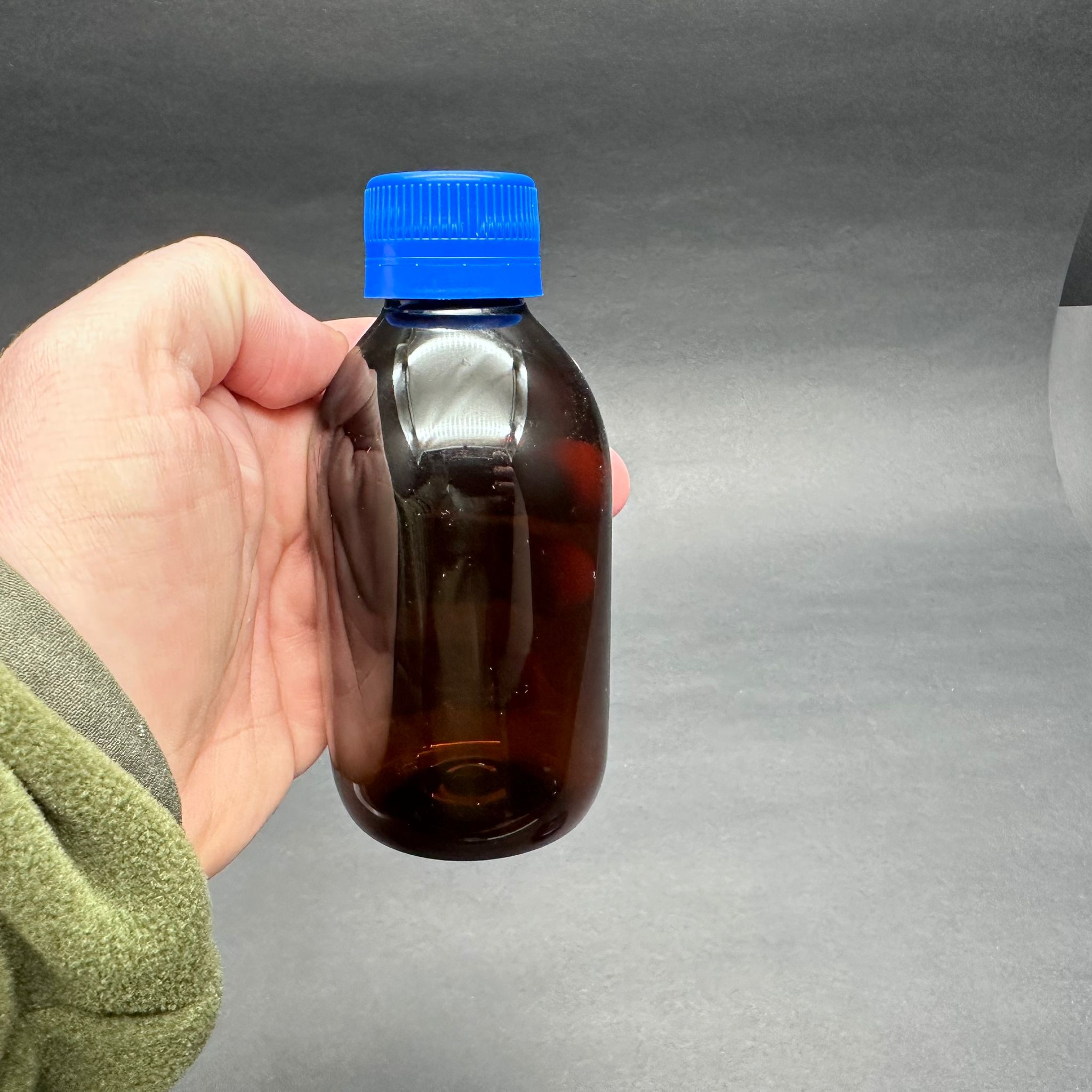 200 CC AMBER PET ECZA ŞİŞESİ - MAVİ KİLİTLİ CONTALI KAPAKLI - 200 ML KAHVERENGİ PLASTİK ŞURUP ŞİŞESİ (21 GR)