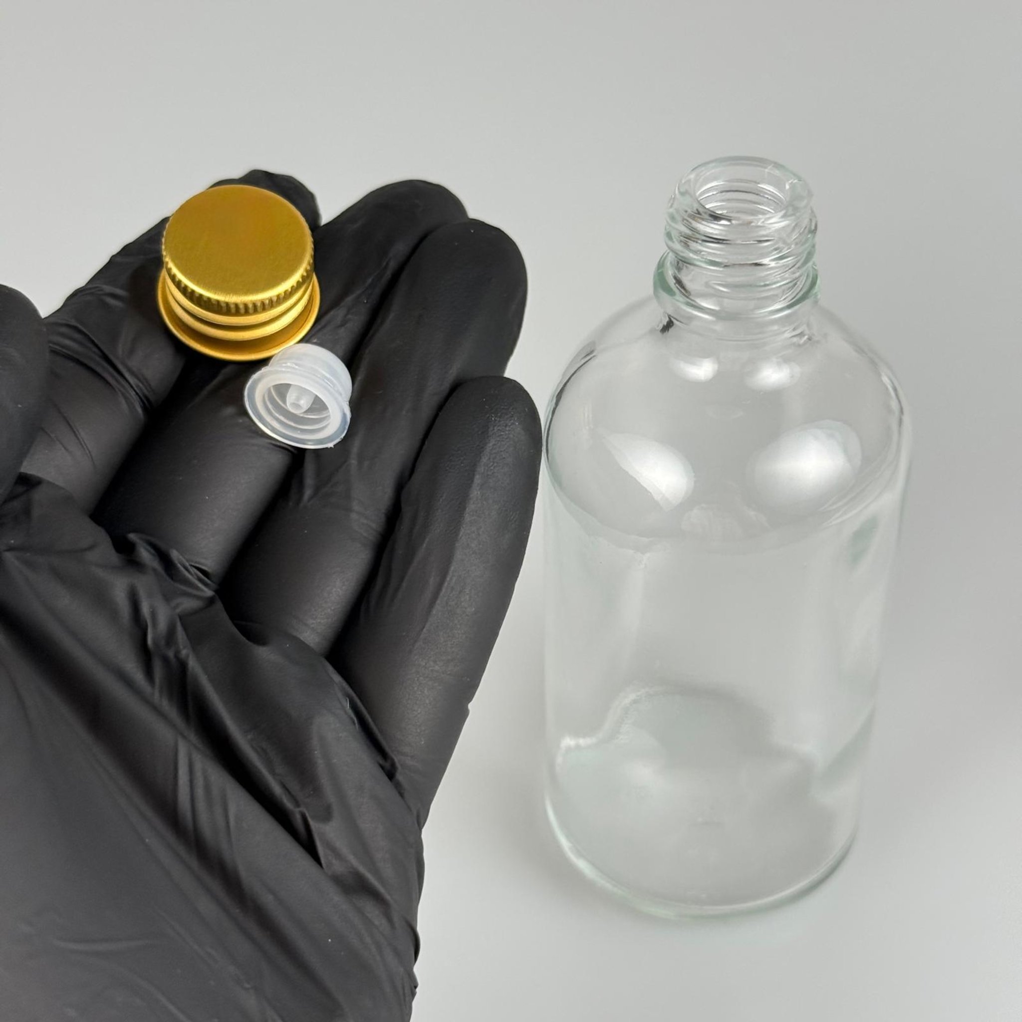 100 CC ŞEFFAF CAM ŞİŞE + KÖPÜK CONTALI GOLD ALÜMİNYUM METAL KAPAKLI + DAMLALIKLI KOLONYA TIPALI TAKIM - 100 ML ŞEFFAF CAM ŞİŞE