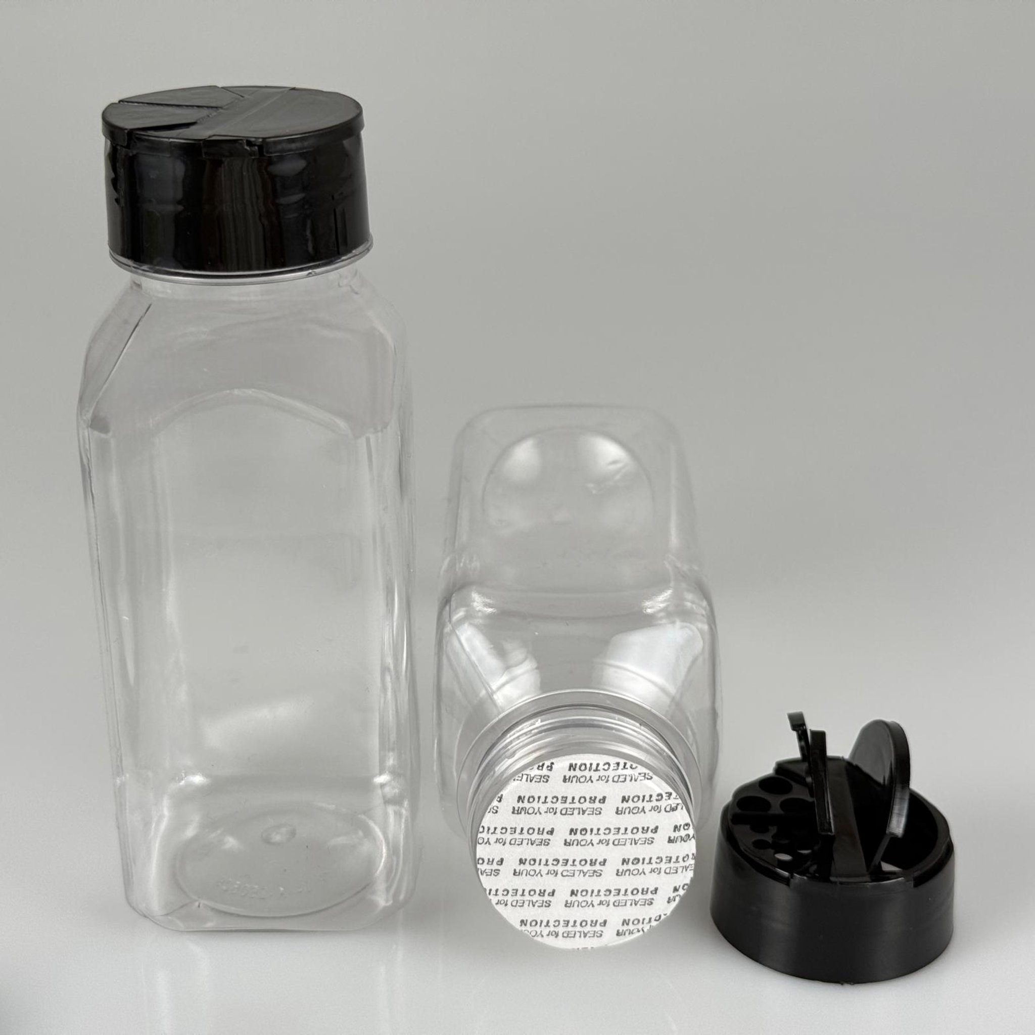 PLASTİK KARE BAHARATLIK KAVANOZ - 250 ML PET BAHARAT, TOZ, PUDRA VB İÇİN PET ŞİŞE + SİYAH AÇILIR KAPANIR DELİKLİ KAPAKLI + KENDİNDEN YAPIŞKANLI KÖPÜK CONTALI TAKIM - 250 CC