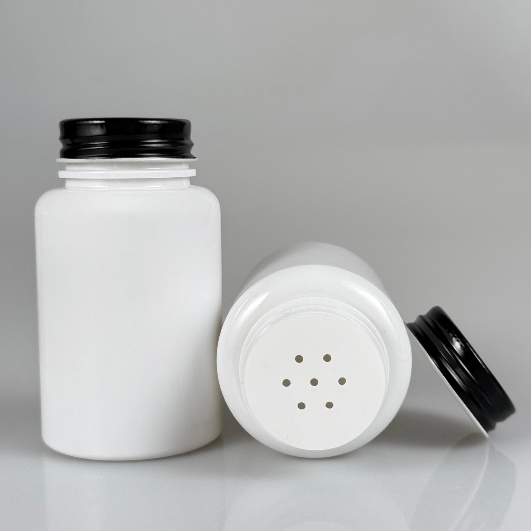 150 CC BEYAZ PET PUDRA ŞİŞESİ + KÖPÜK CONTALI SİYAH METAL KAPAKLI + PUDRA TIPALI TAKIM - 150 ML PUDRA KUTUSU, EKO TUZLUK