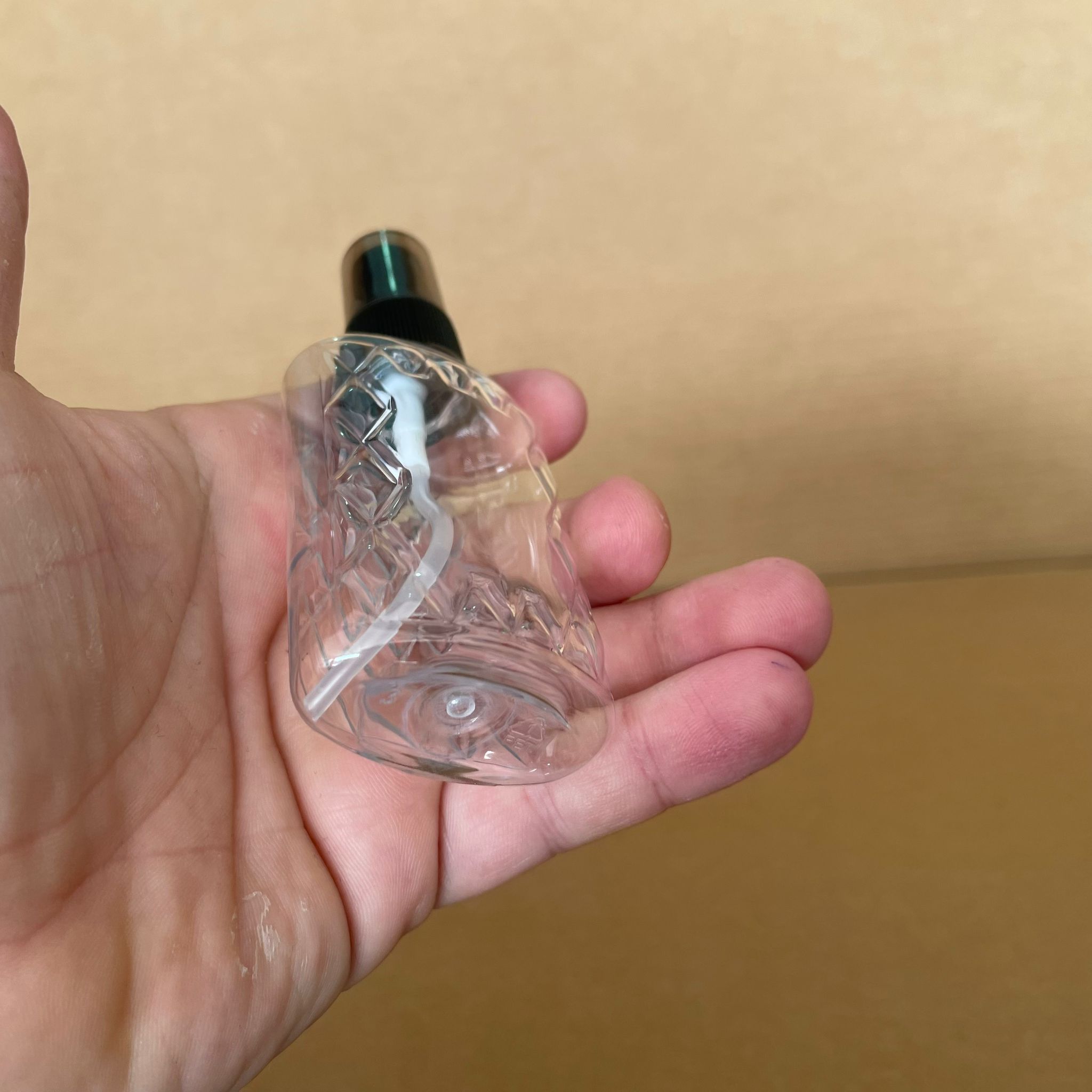 50 CC ŞEFFAF PET KÖŞELİ PARFÜM ŞİŞESİ - SİYAH SPREYLİ - 50 ML PLASTİK PARFÜM - KOLONYA ŞİŞESİ