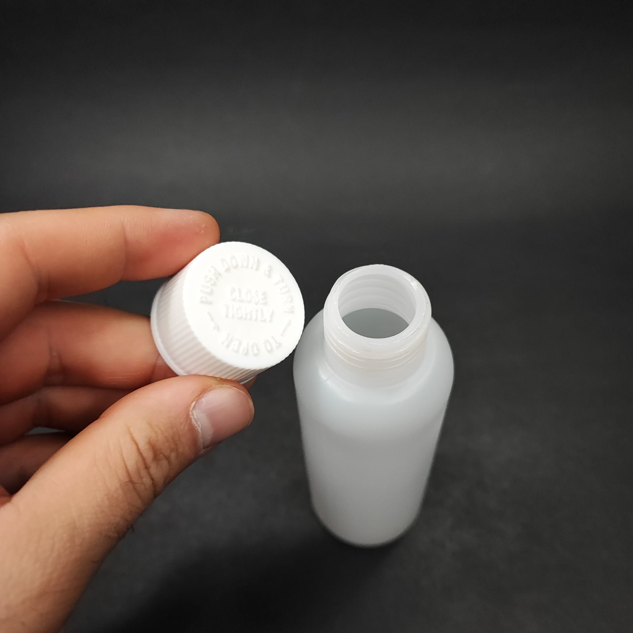 100 CC SİLİNDİR YARI SAYDAM POLİETİLEN ŞİŞE + BEYAZ ÇOCUK KİLİTLİ KAPAK (SIZDIRMAZ KÖPÜK CONTALI) - 100 ML ÇOCUK KİLİTLİ PET ŞİŞE