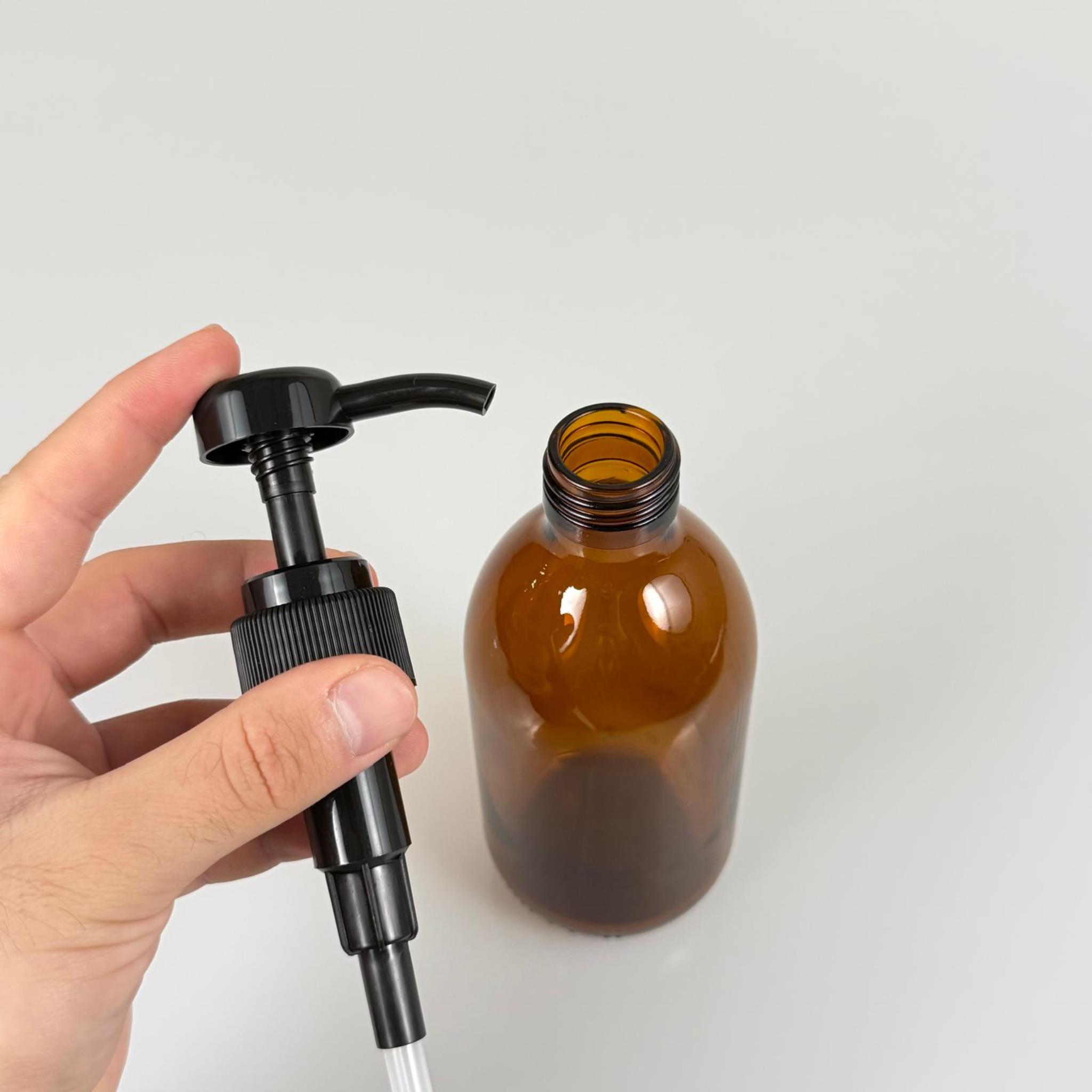 300 CC CAM AMBER KAHVERENGİ MODEL ŞİŞE - SİYAH DOZAJ POMPALI (HER BASMADA 4 CC SIVI ATAR)  - 300 ML POMPALI ŞİŞE - ŞURUP, ŞAMPUAN, KREM GİBİ YOĞUN KIVAMLI SIVILARDA KULLANILIR