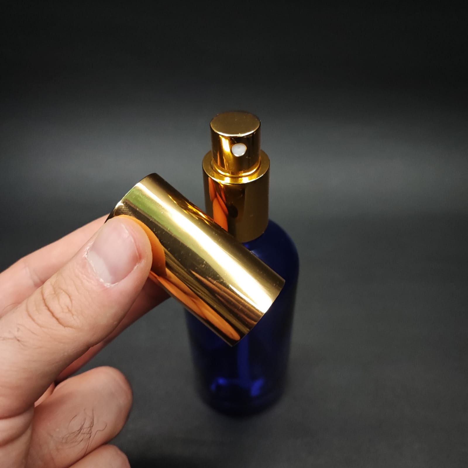 100 ML LÜKS VİDALI VALF ÇEVİRME PARFÜM ŞİŞELERİ - 100 CC MAVİ CAM ŞİŞE - GOLD METAL SPREYLİ KAPAKLI SET