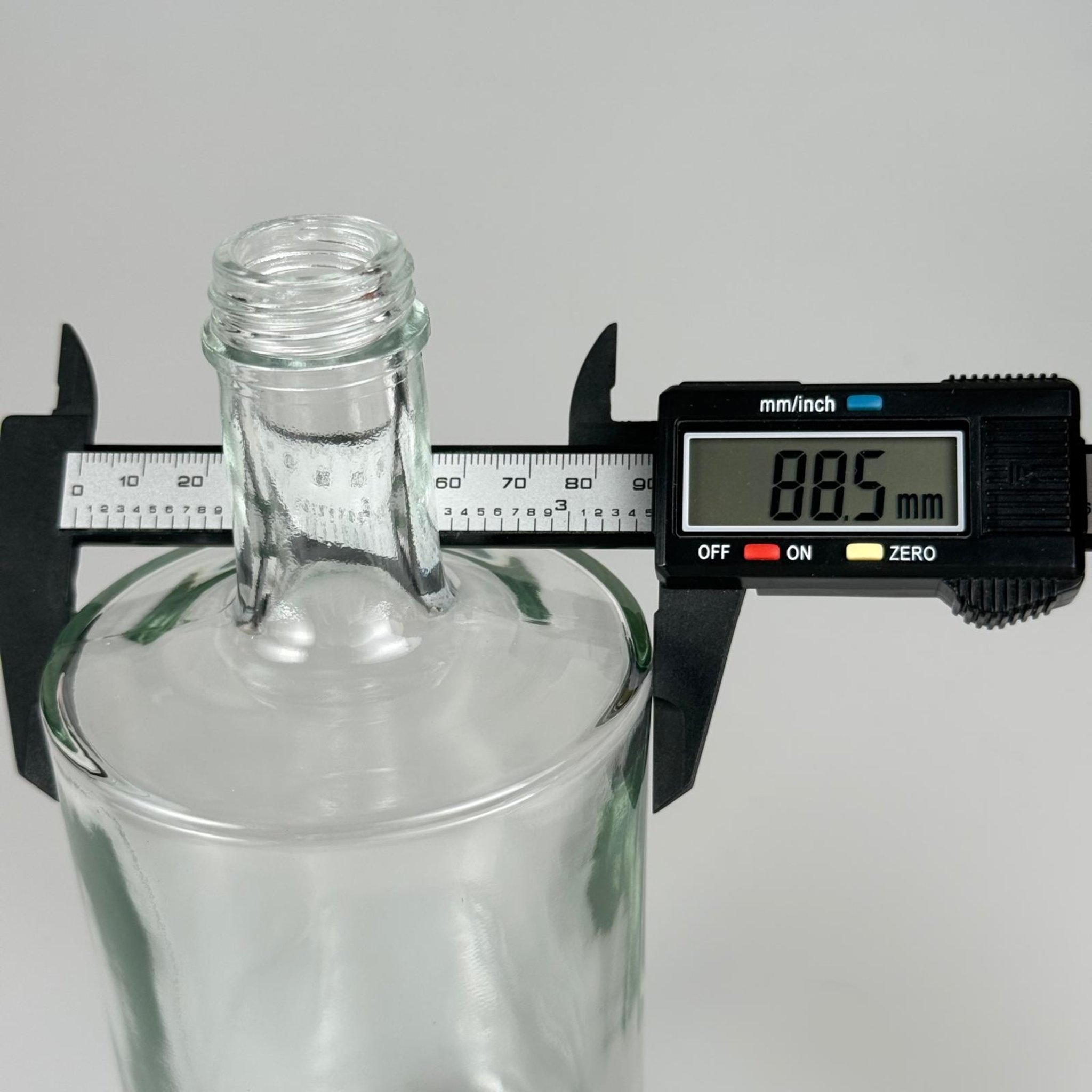 500 CC KALIN DİPLİ LÜKS CAM ŞİŞE - YEŞİL MANTAR TIPALI - 500 ML SİLİNDİR ÖZEL CAM ŞİŞE