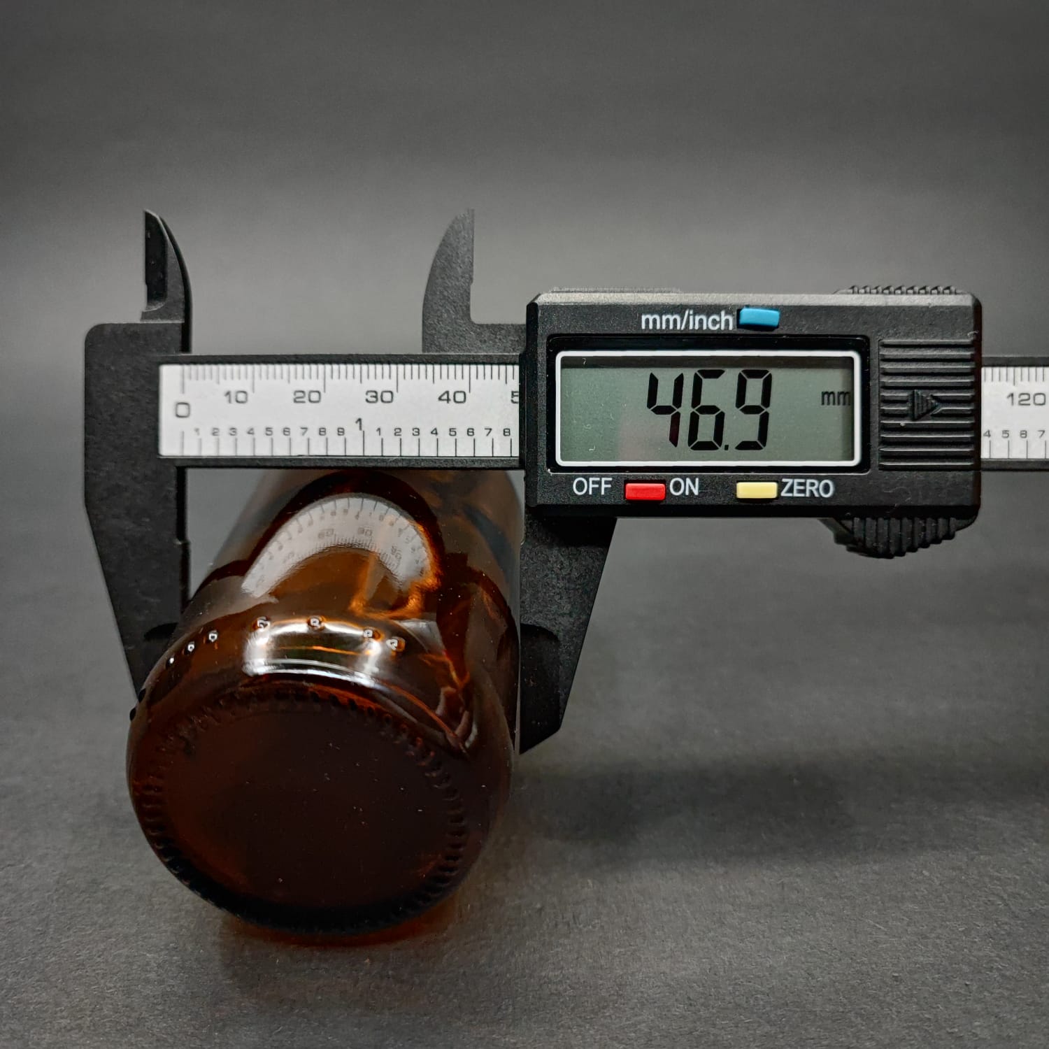 100 ML DOLUMU KOLAY, GENİŞ AĞIZLI İÇTEN DAMLALIKLI ŞİŞE (25 MM AĞIZ)  - 100 CC SİYAH CONTALI KAPAKLI İÇTEN DAMLALIKLI CAM ECZA ŞİŞESİ - AMBER KAHVERENGİ