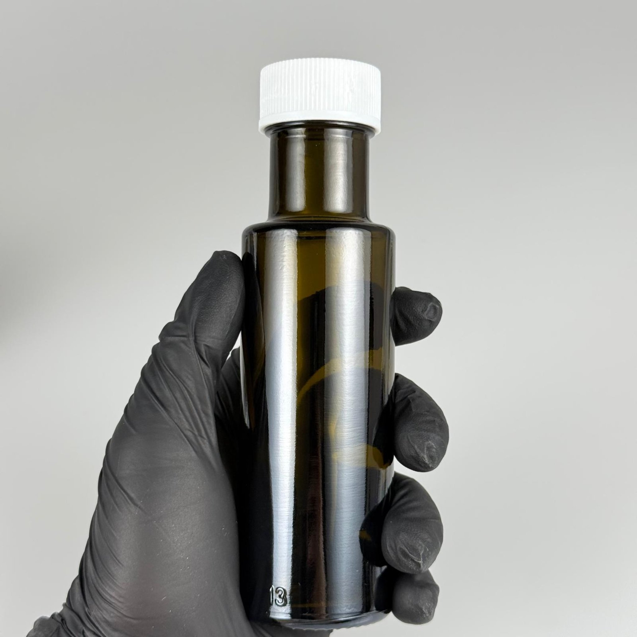 100 CC DORİKA CAM ŞİŞE KOYU YEŞİL (31 MM AĞIZ) - CONTALI BEYAZ KAPAKLI - 100 ML SİLİNDİR DORİCA YAĞ VE SOS ŞİŞELERİ