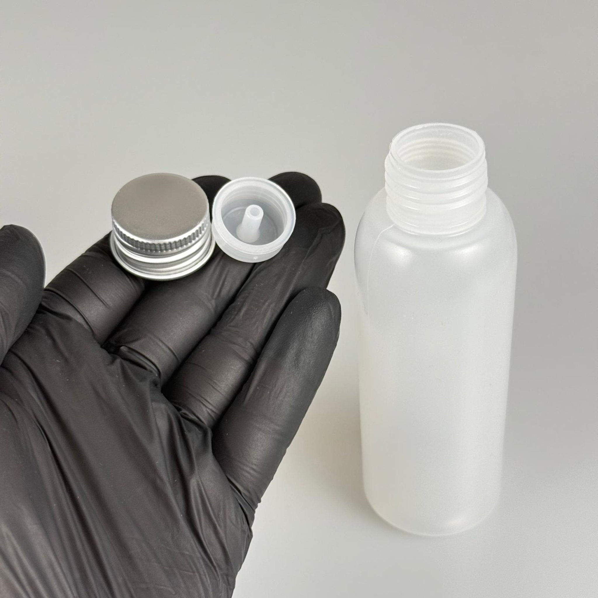 100 ML SIKILABİLİR YUMUŞAK PE POLİETİLEN PLASTİK ASETON ŞİŞESİ ( 24 AĞIZ ) + KÖPÜK CONTALI GÜMÜŞ METAL ALÜMİNYUM KAPAKLI + KOLONYA TIPALI TAKIM - 100 cc sos, yağ, kartuş, mürekkep vb için boş şişeler