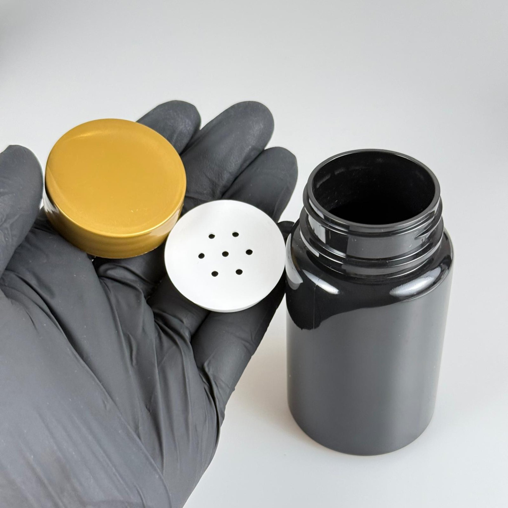 100 CC SİYAH PET PUDRA ŞİŞESİ + GOLD PLASTİK KAPAKLI + PUDRA TIPALI TAKIM - 100 ML PUDRA KUTUSU, EKO TUZLUK